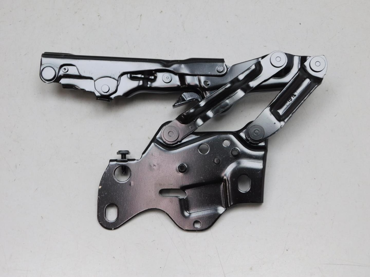 Петля капота левая