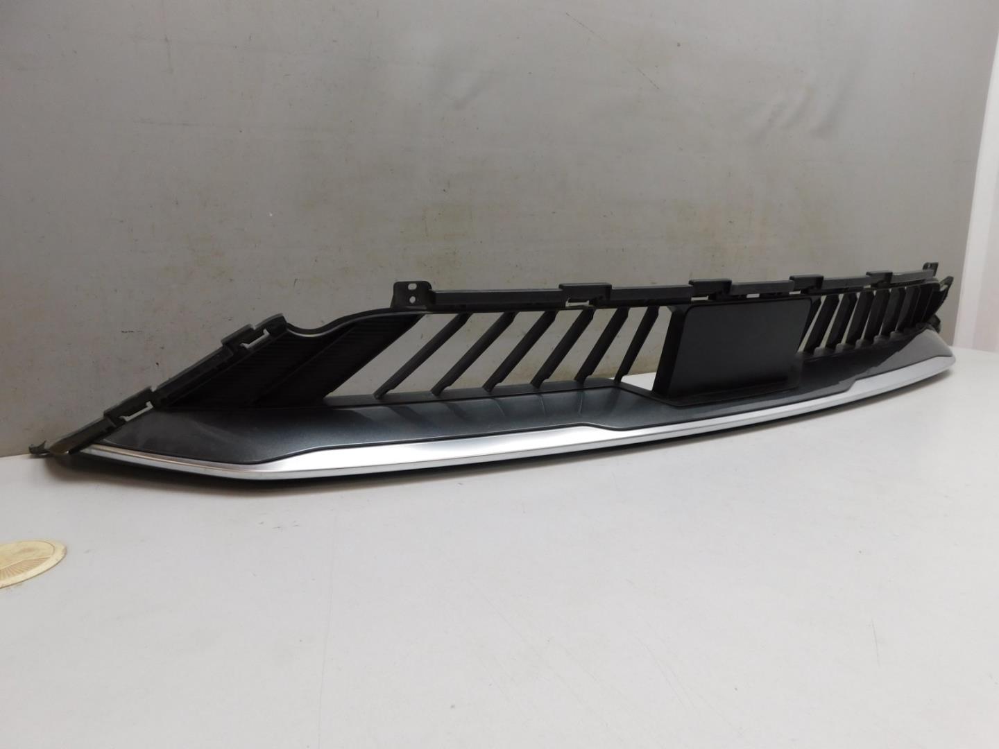 Решетка в бампер центральная