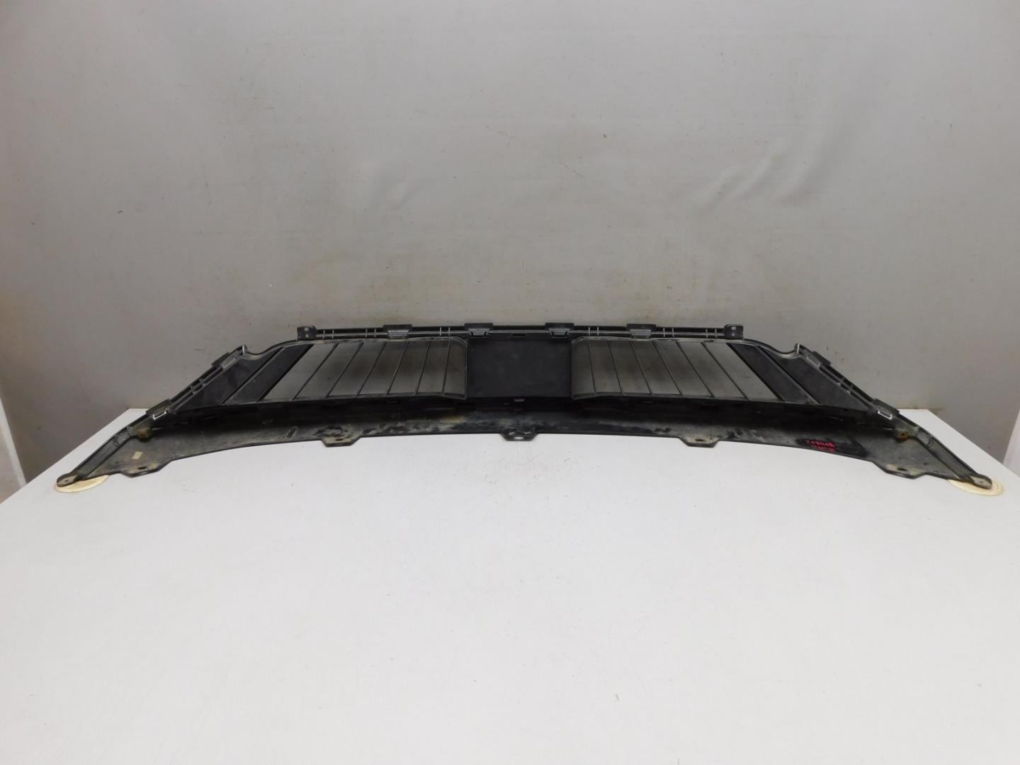 Решетка в бампер центральная