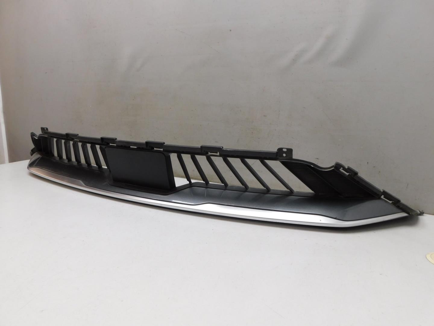 Решетка в бампер центральная