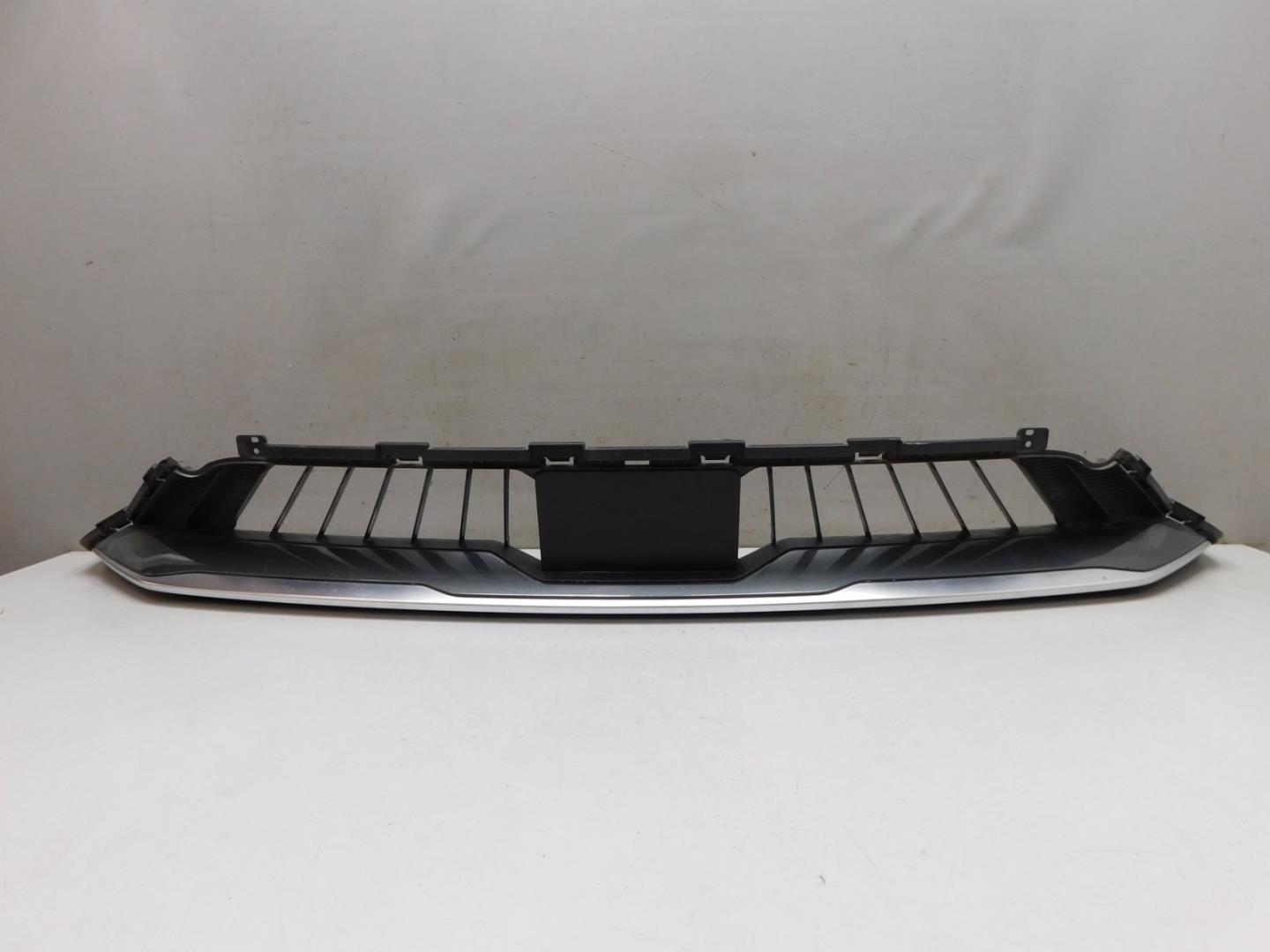 Решетка в бампер центральная