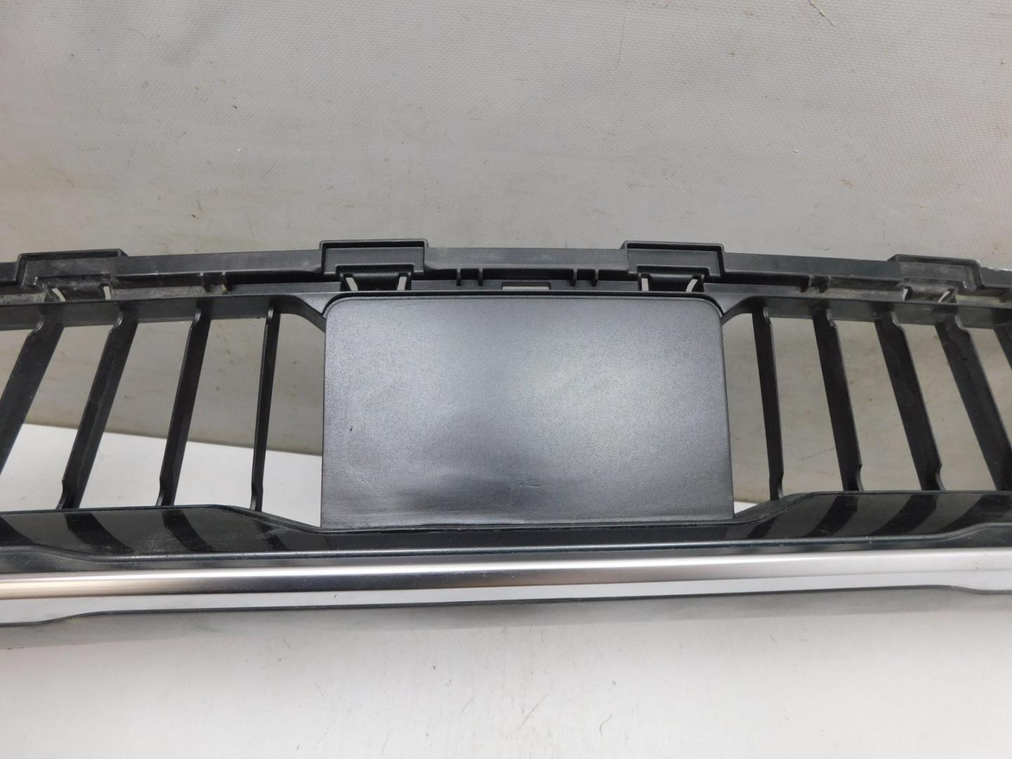 Решетка в бампер центральная