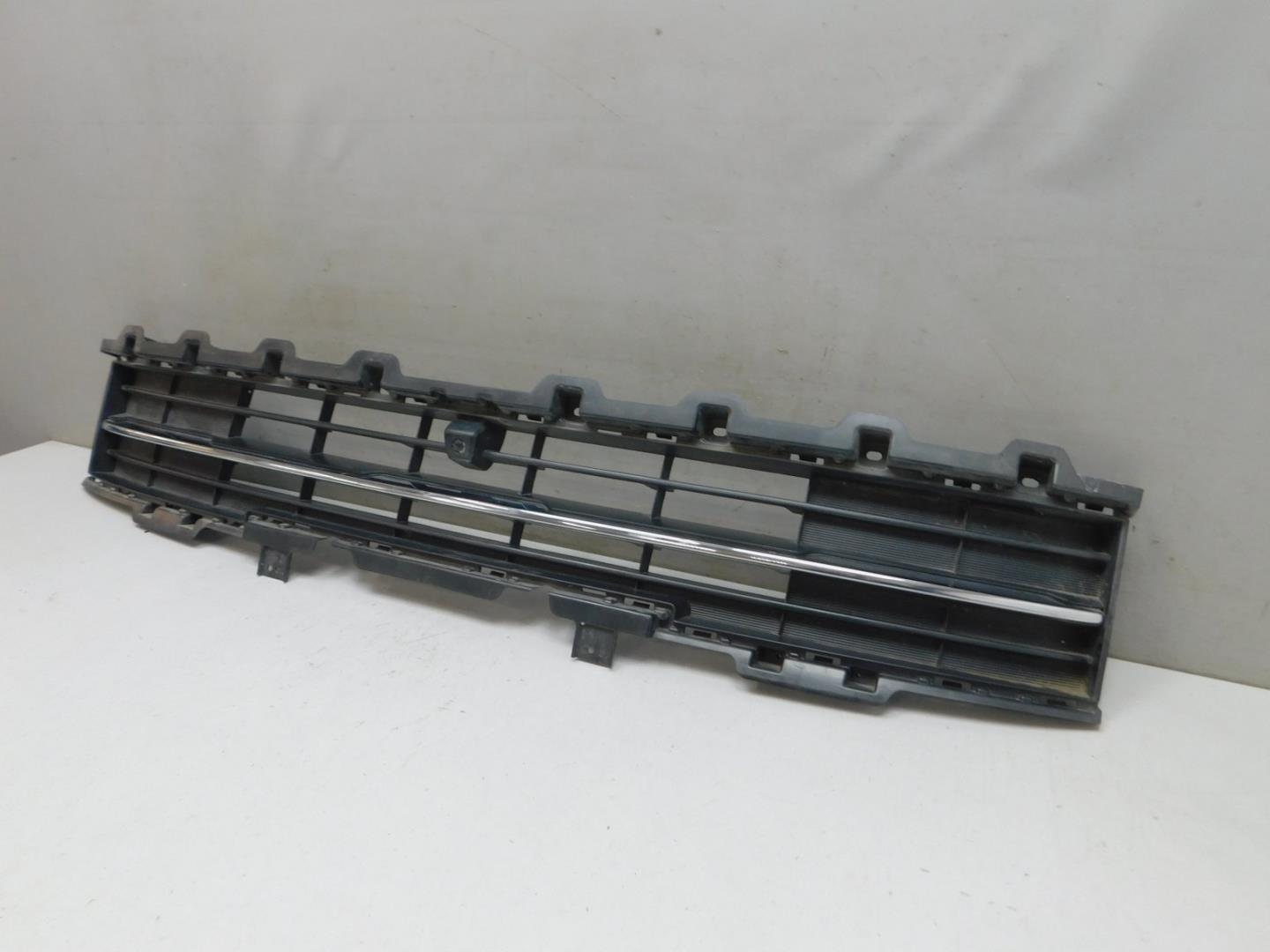 Решетка в бампер центральная