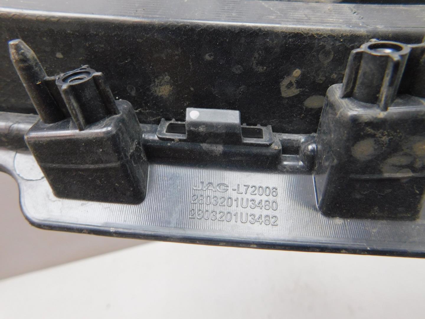 Решетка в бампер центральная