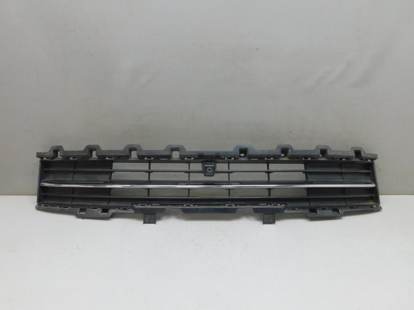 Решетка в бампер центральная