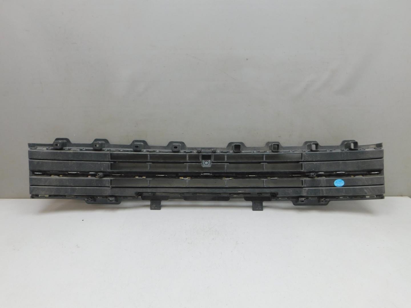 Решетка в бампер центральная