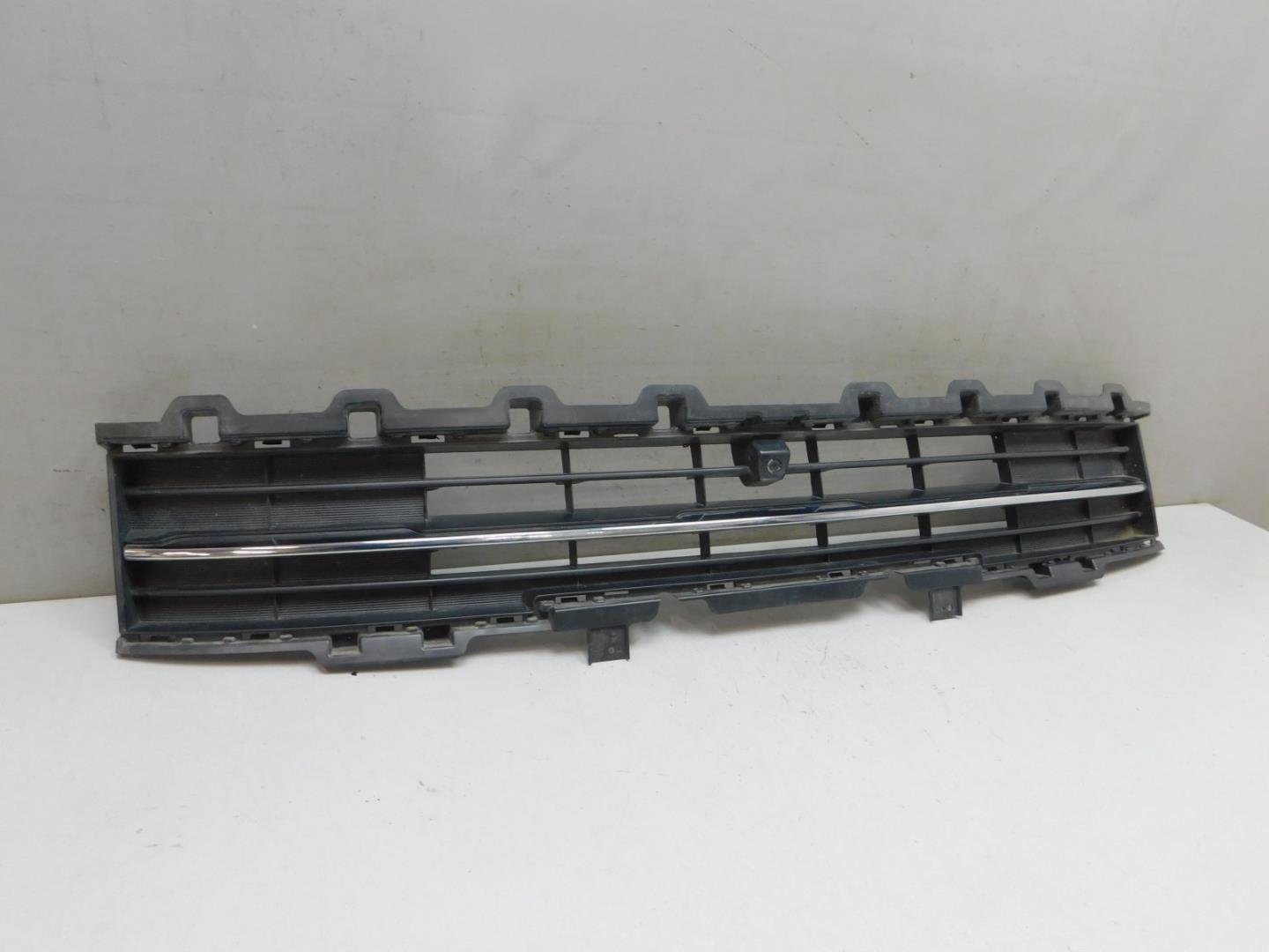 Решетка в бампер центральная