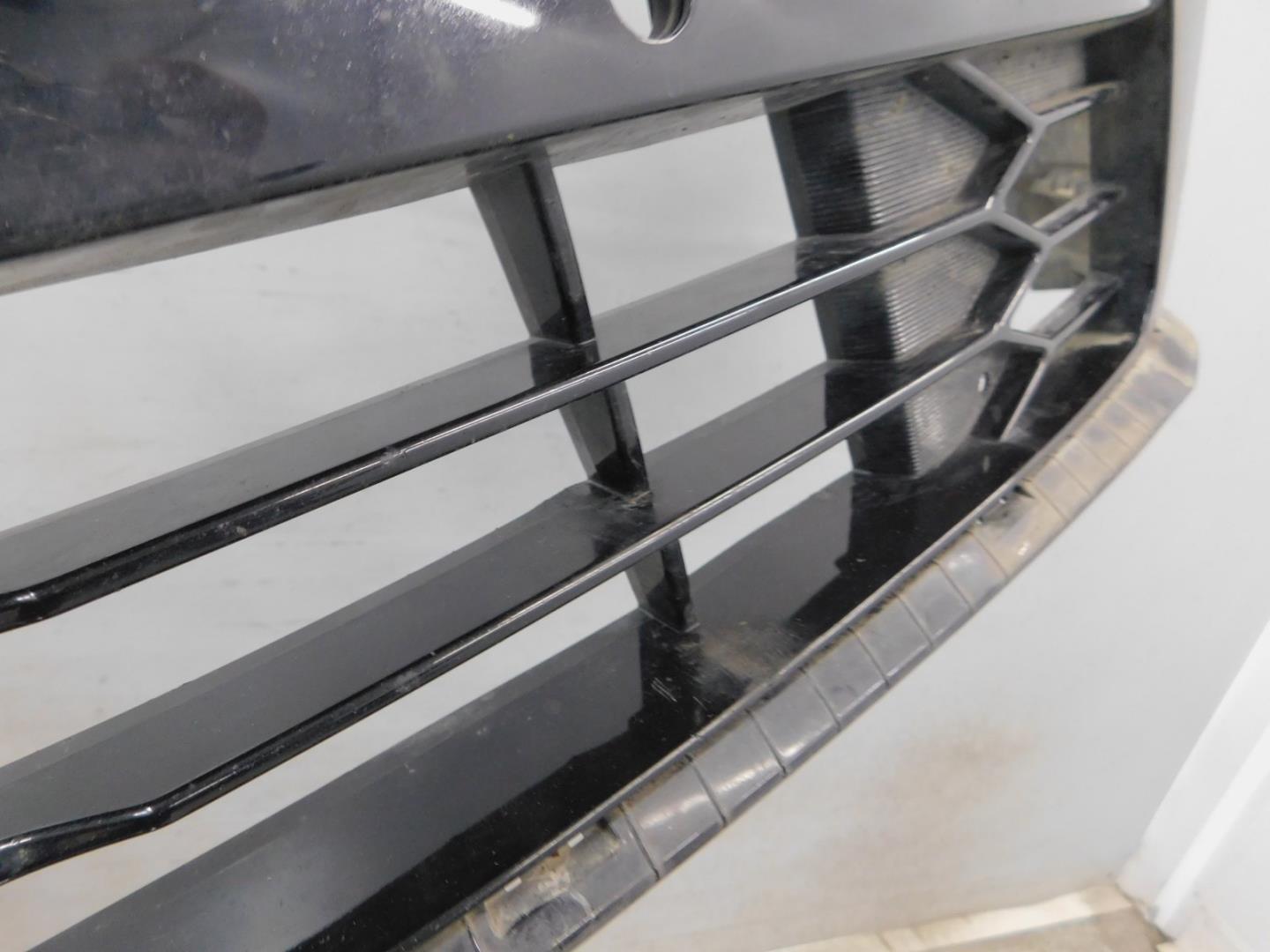 Решетка в бампер центральная