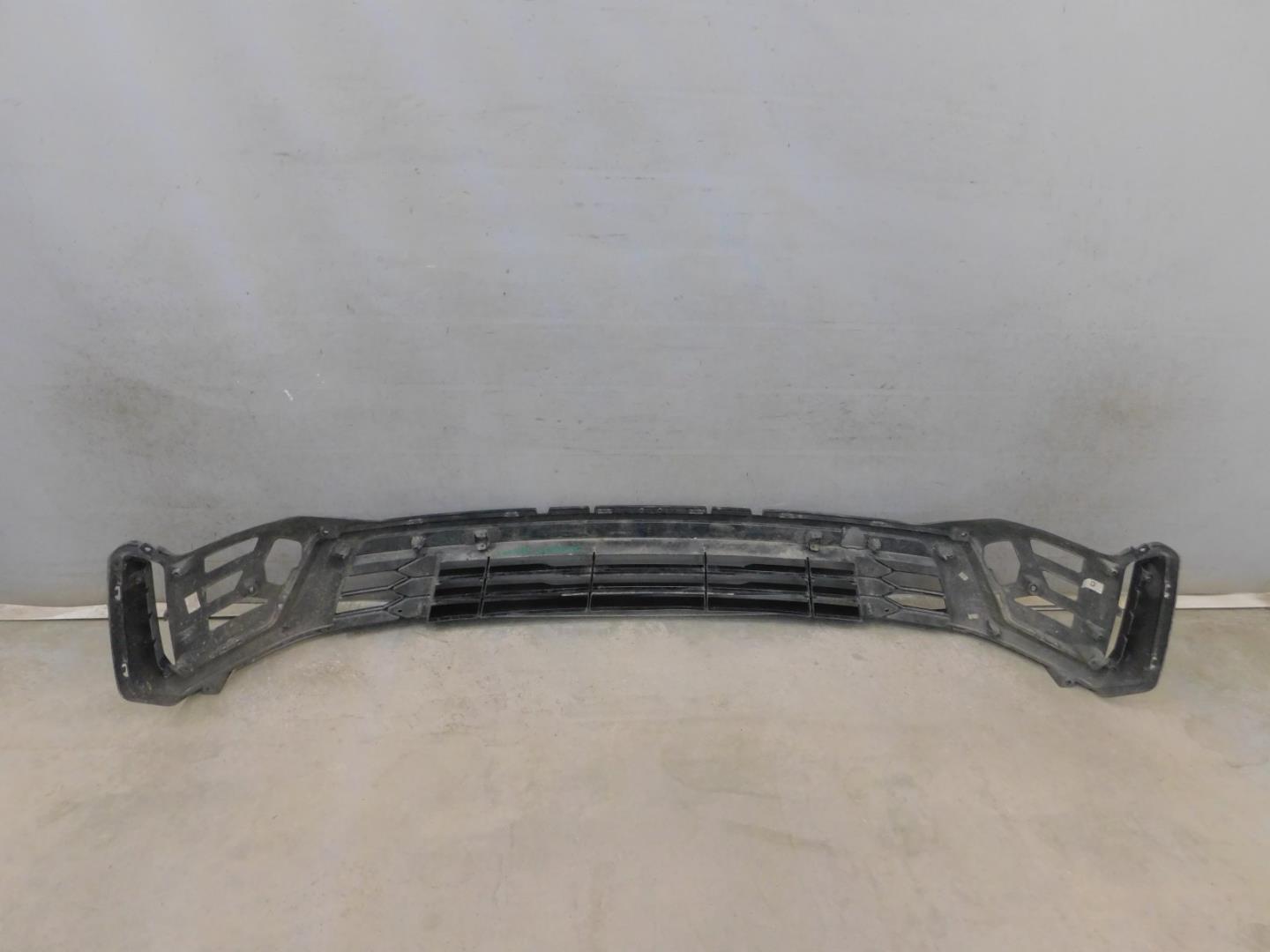 Решетка в бампер центральная