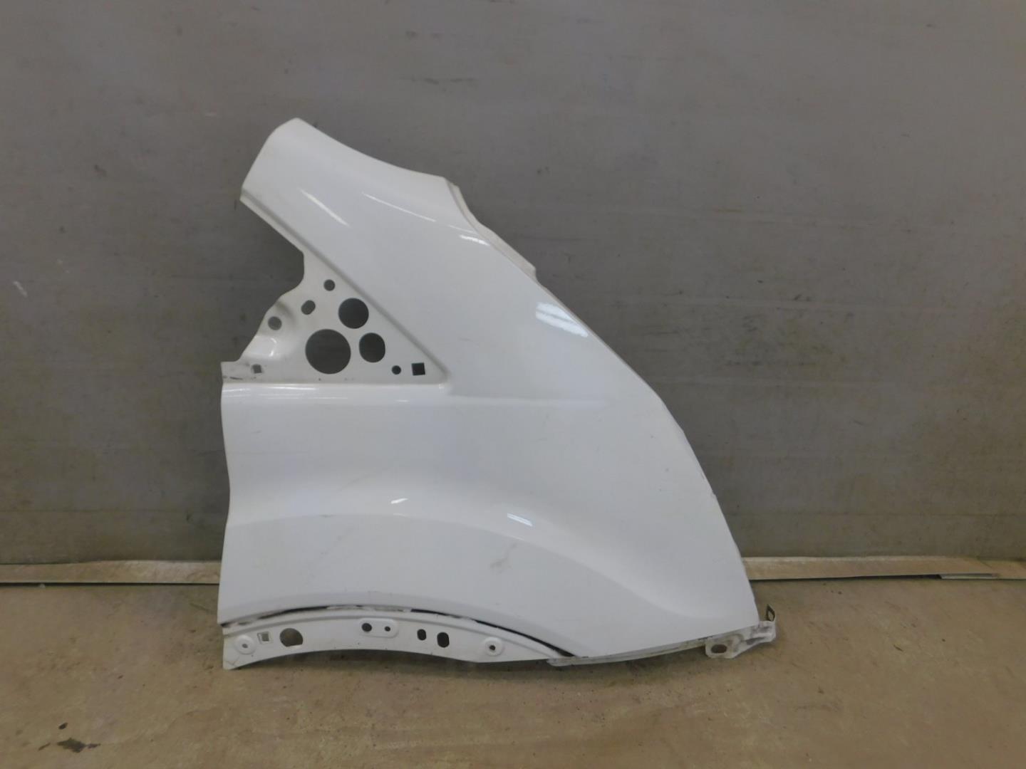 Крыло переднее правое