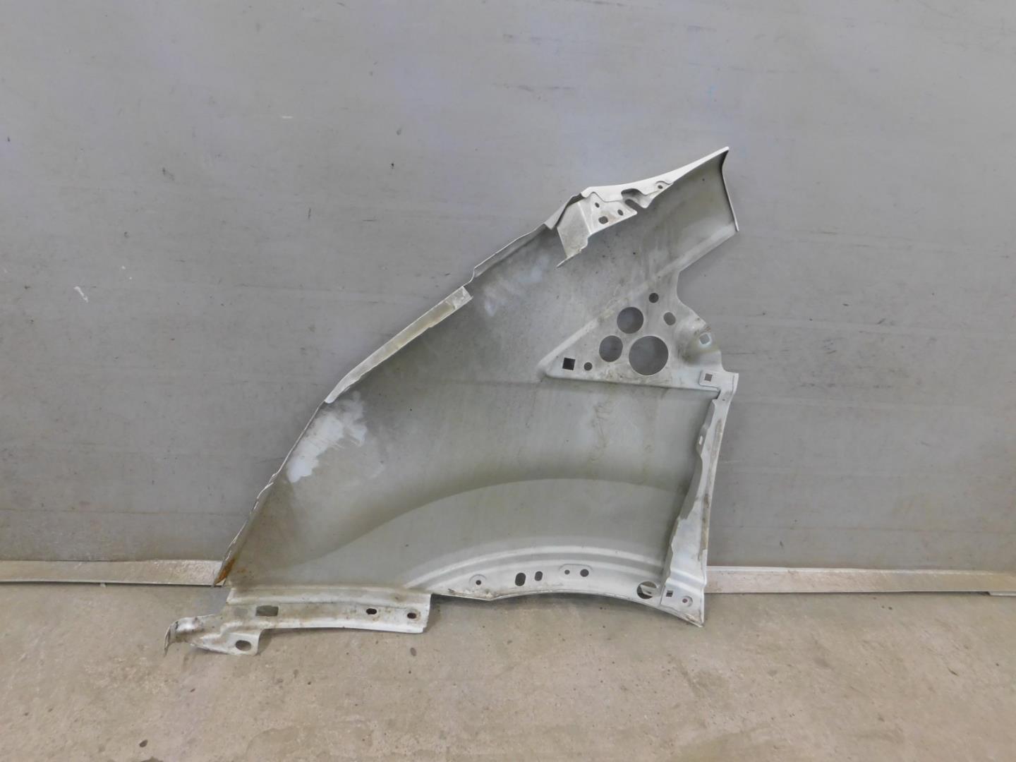 Крыло переднее правое