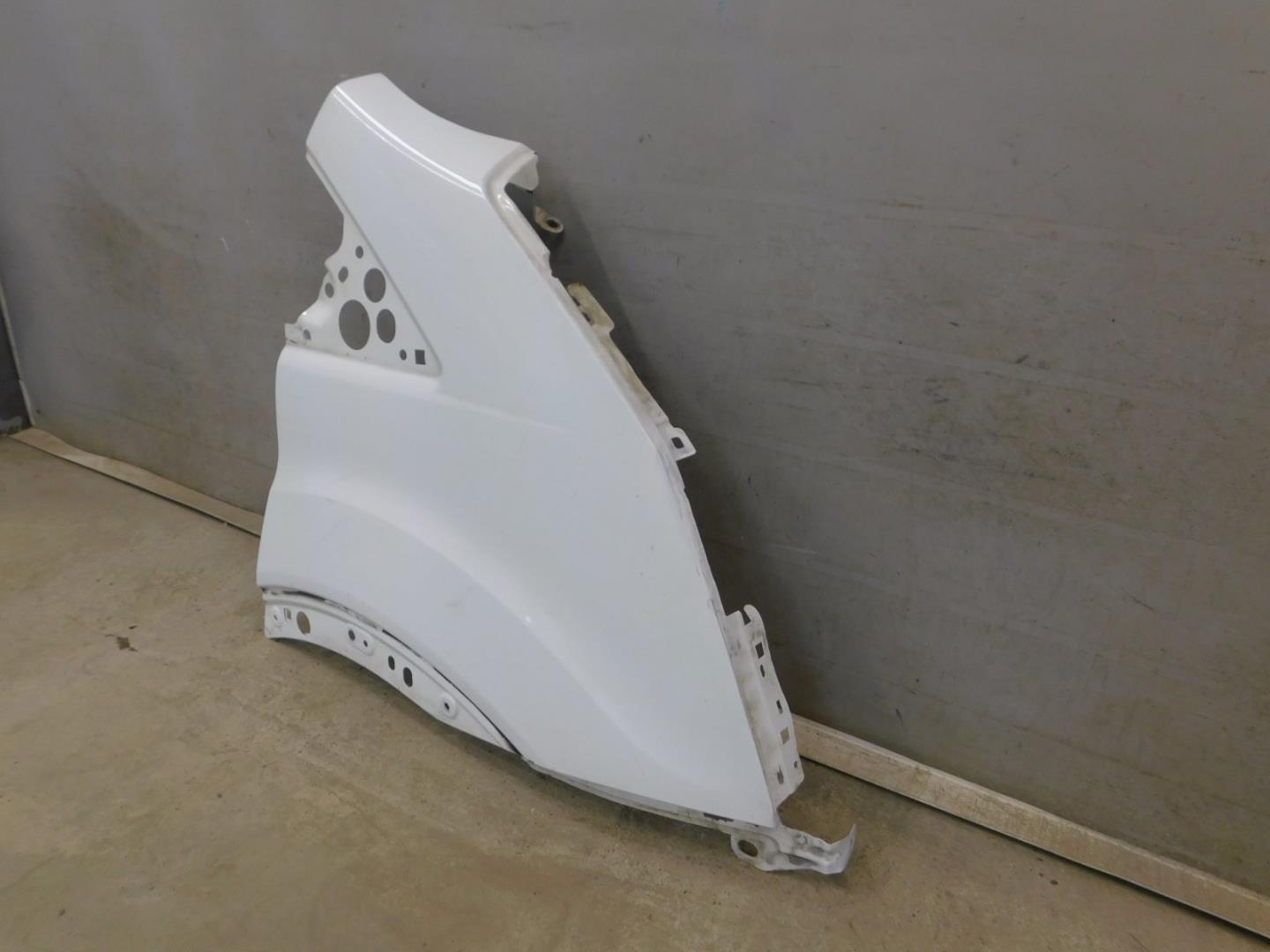 Крыло переднее правое