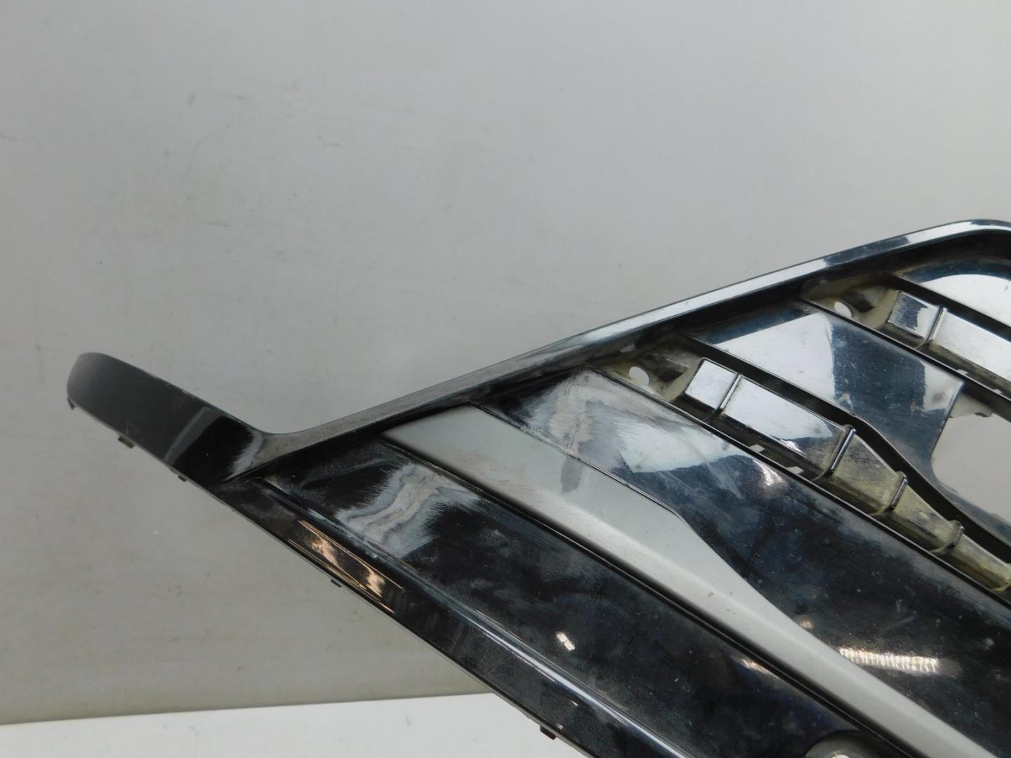 Решетка в бампер центральная