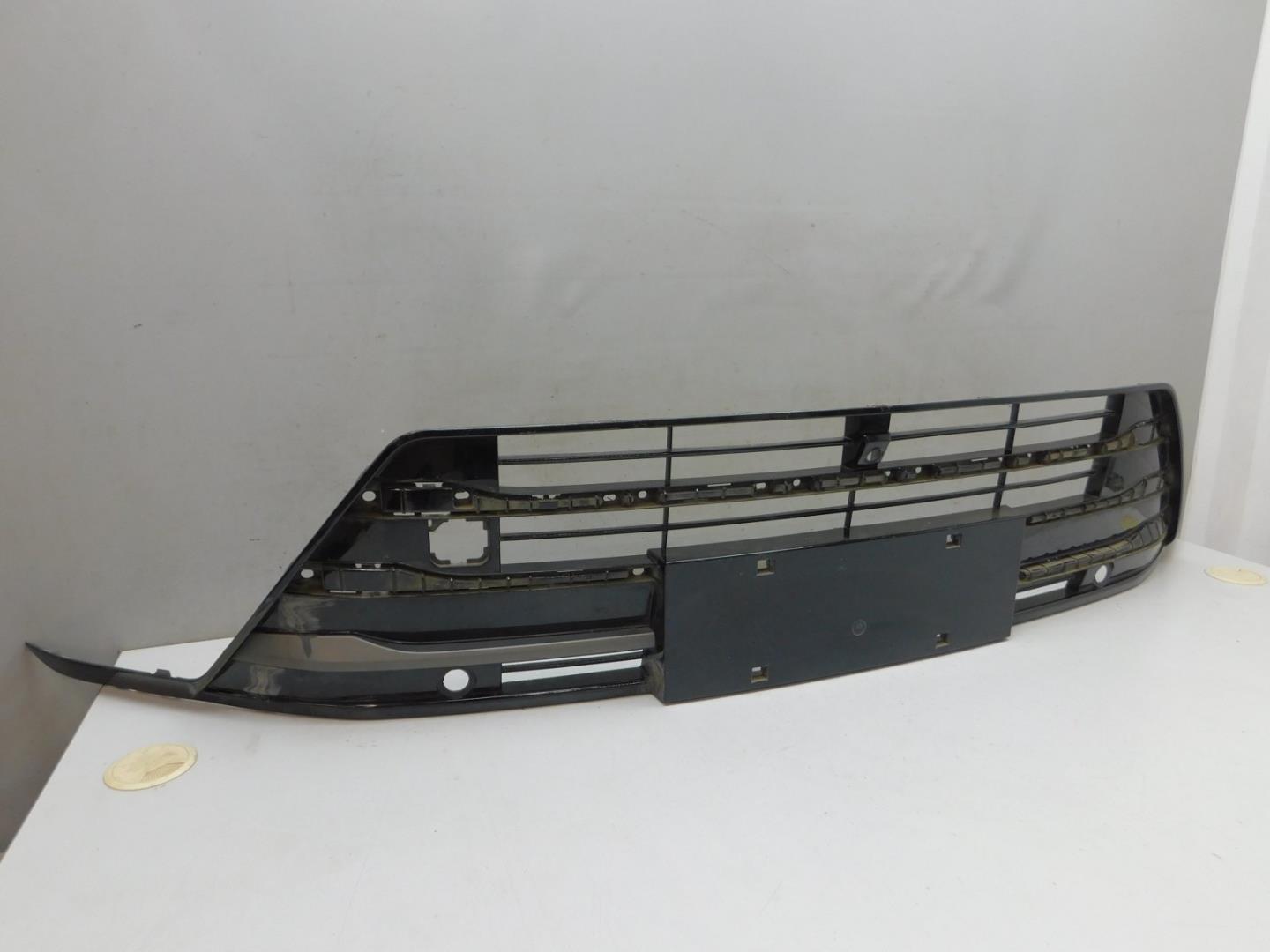 Решетка в бампер центральная