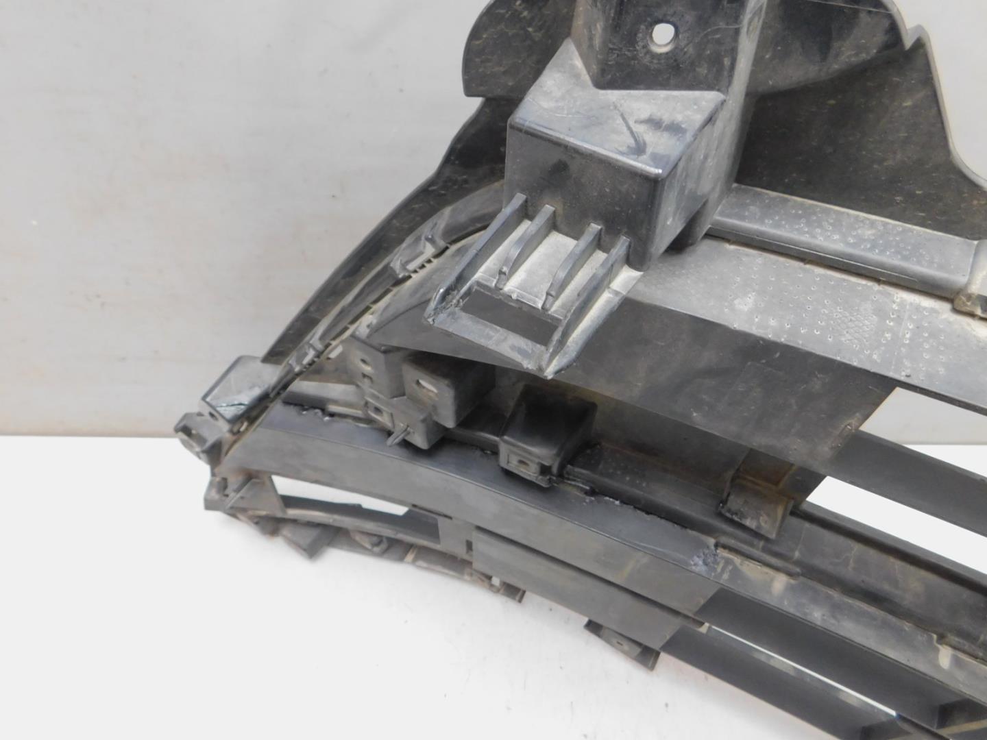 Решетка в бампер центральная