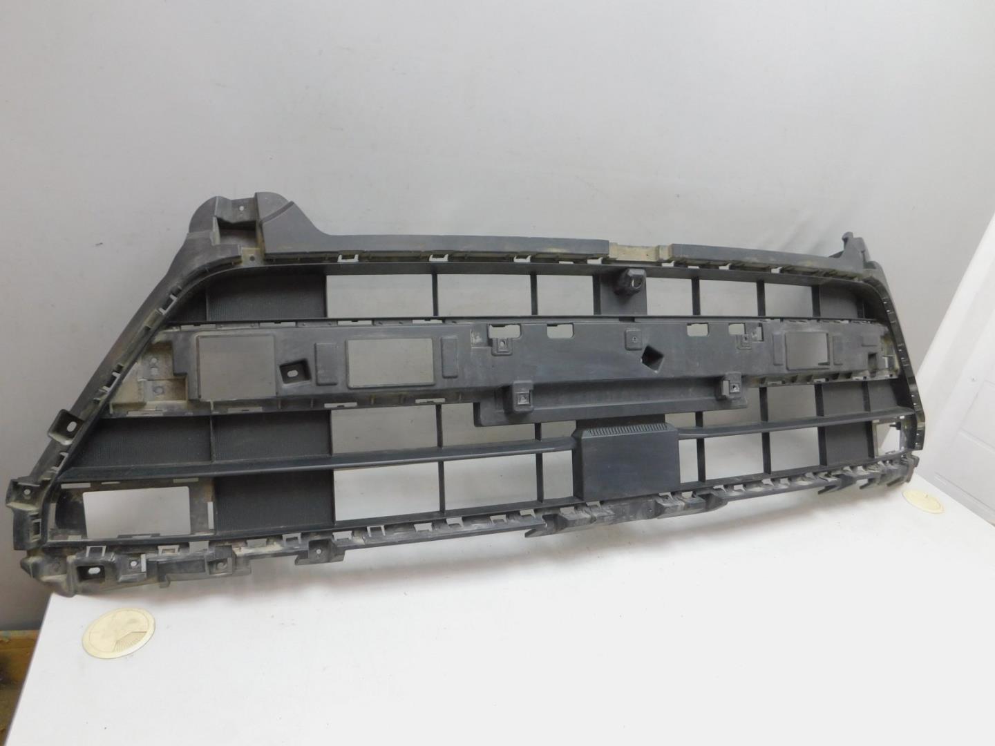 Решетка в бампер центральная