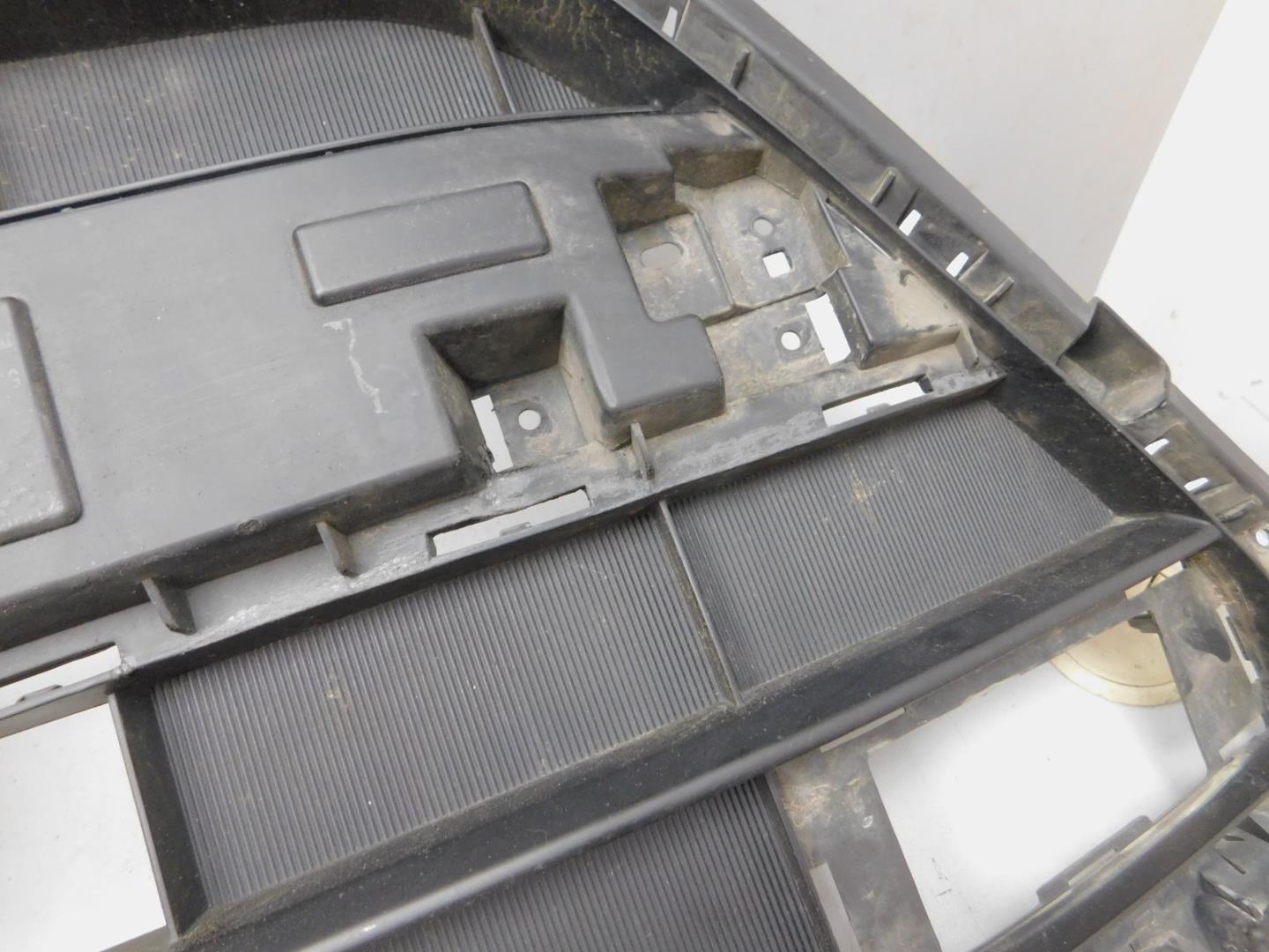 Решетка в бампер центральная