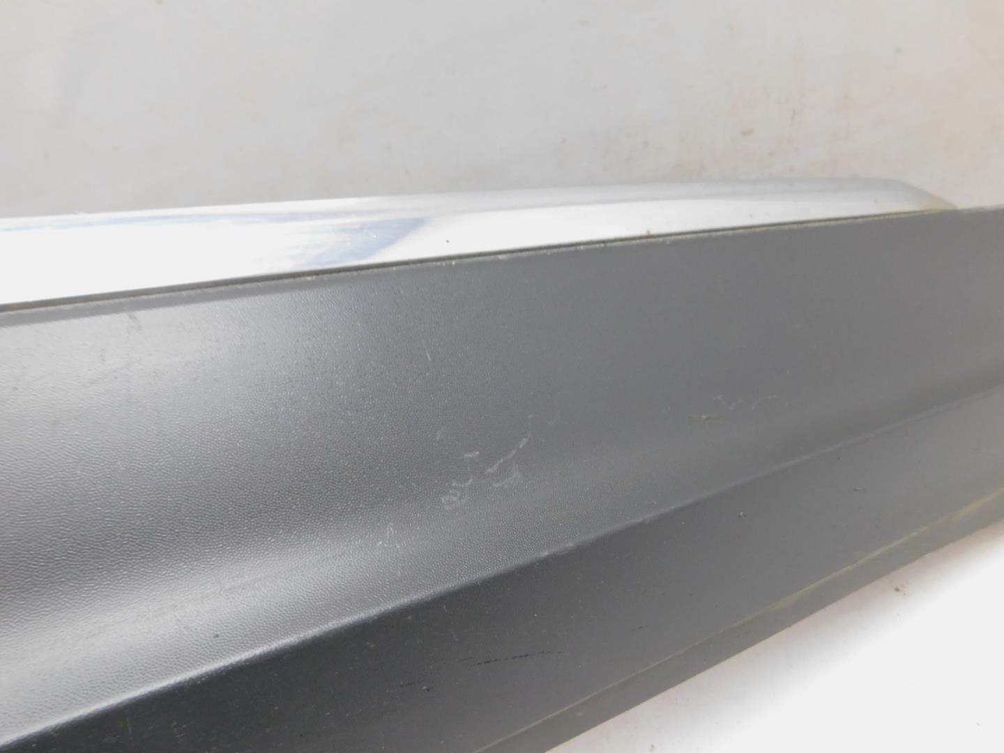 Накладка двери передней правой