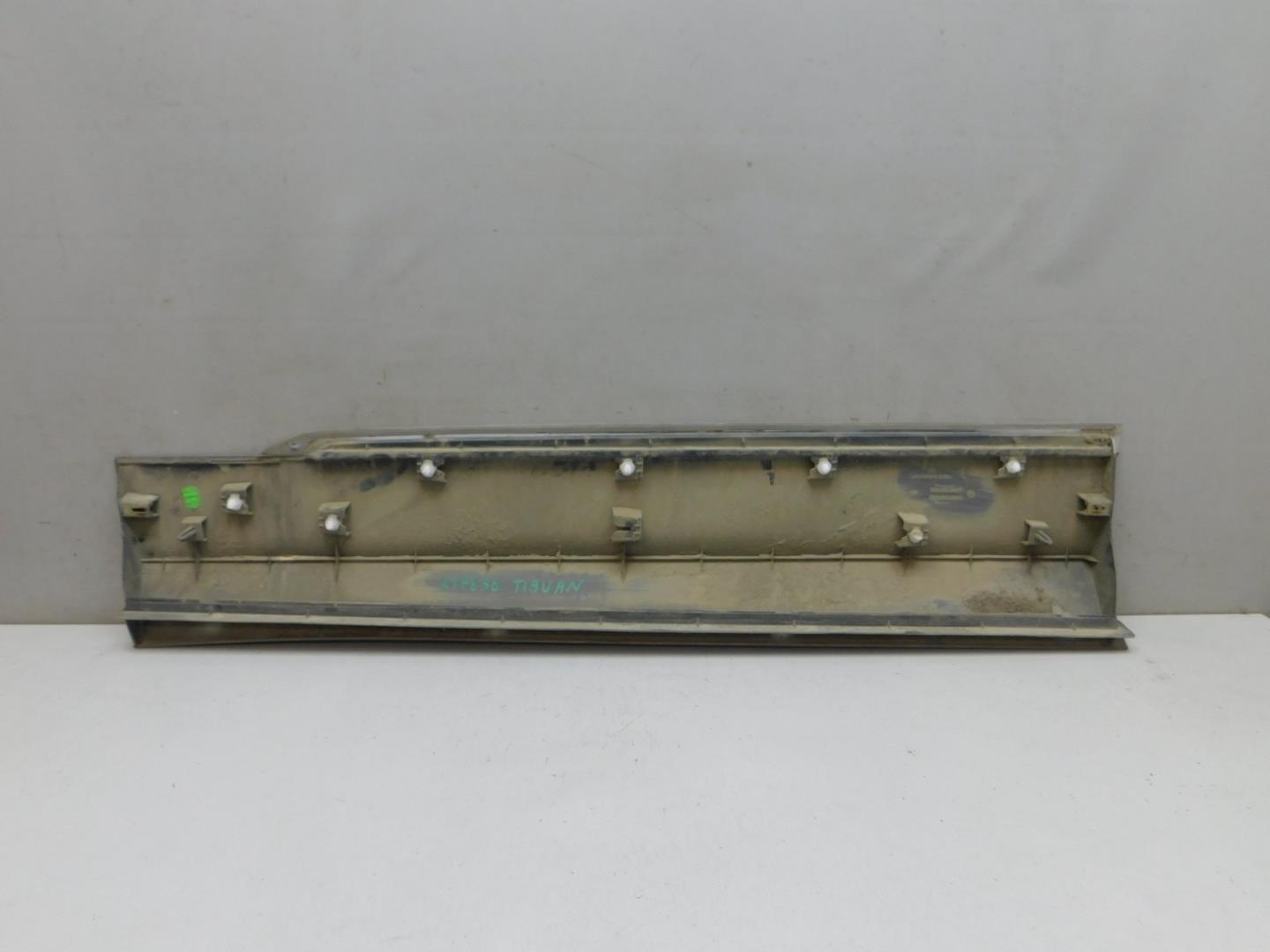 Накладка двери передней правой