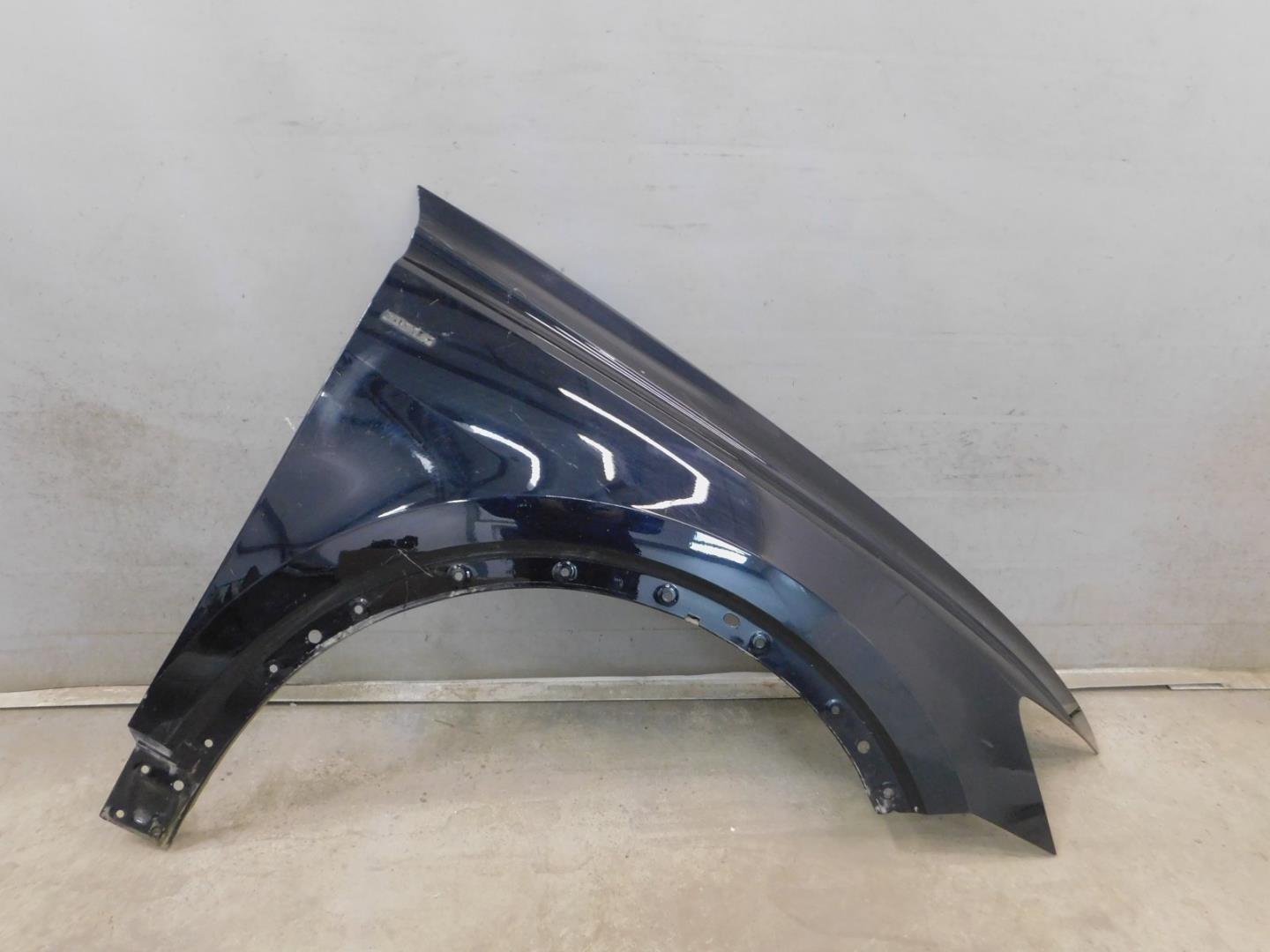 Крыло переднее правое