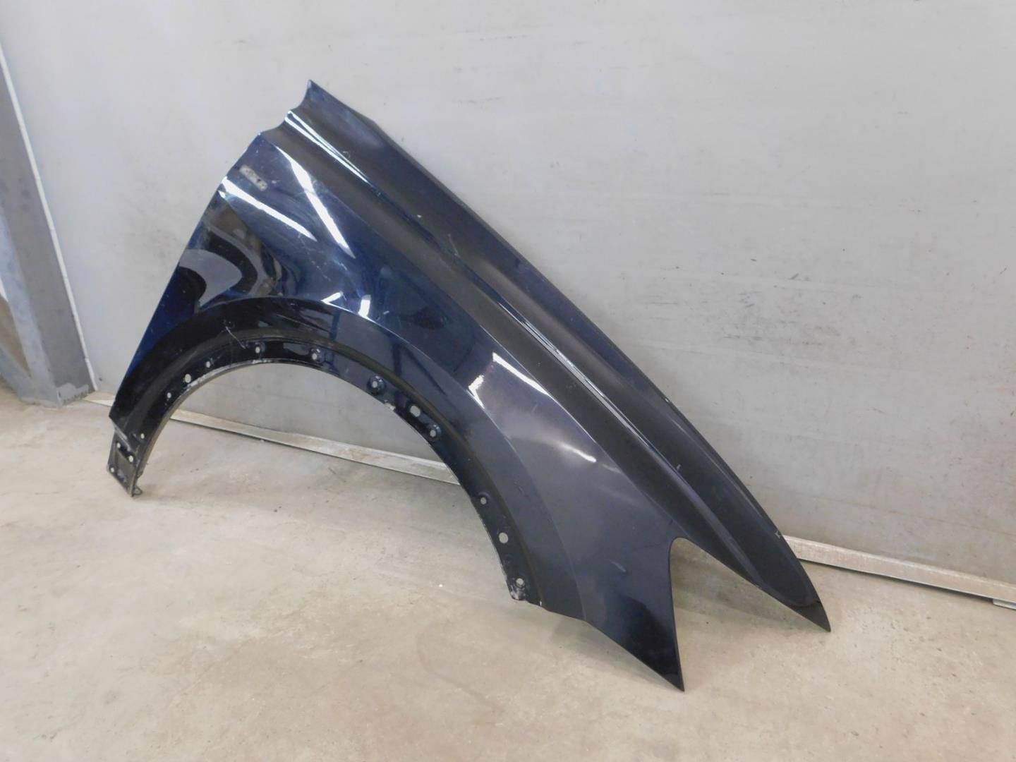 Крыло переднее правое