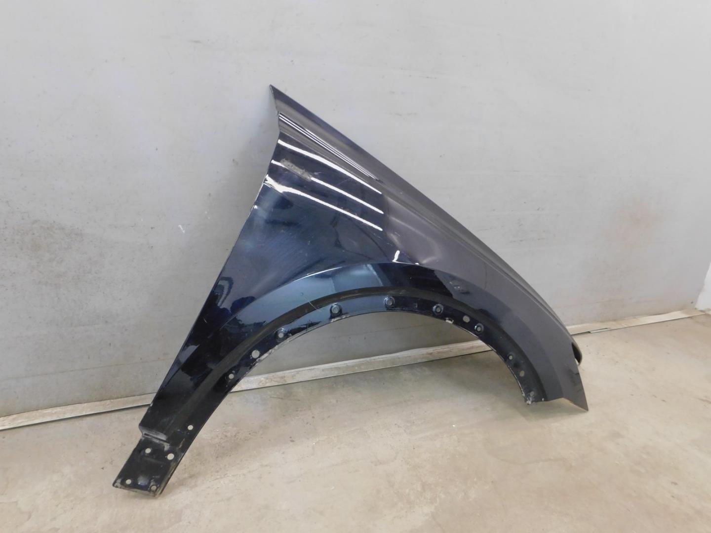 Крыло переднее правое