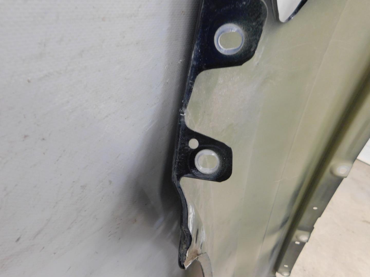 Крыло переднее правое