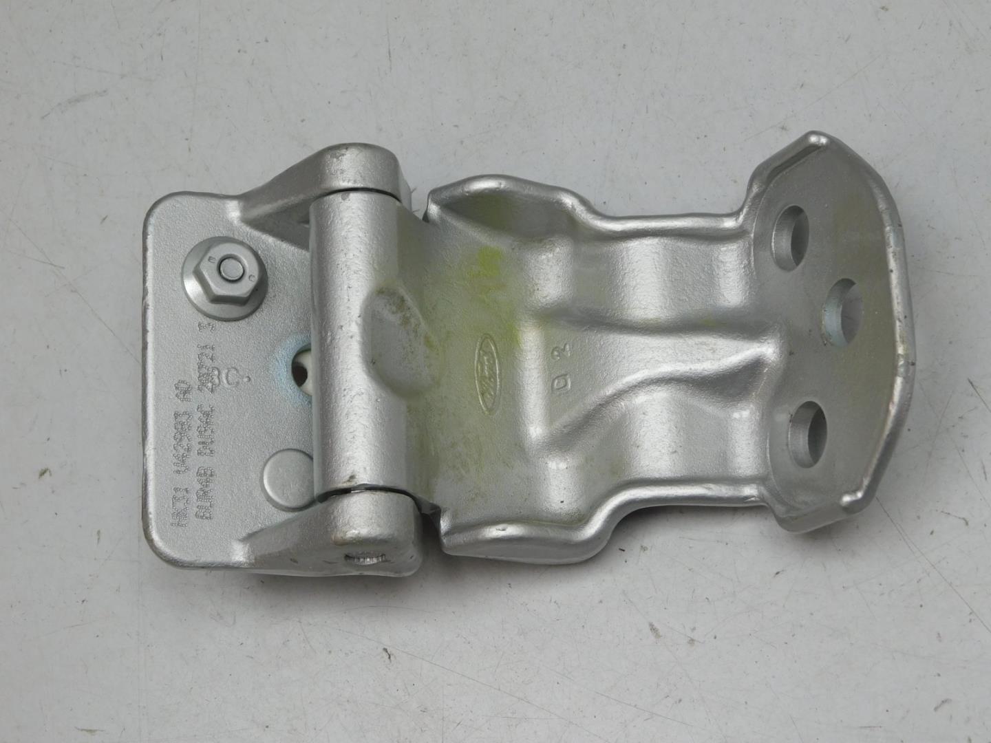 Петля двери багажника