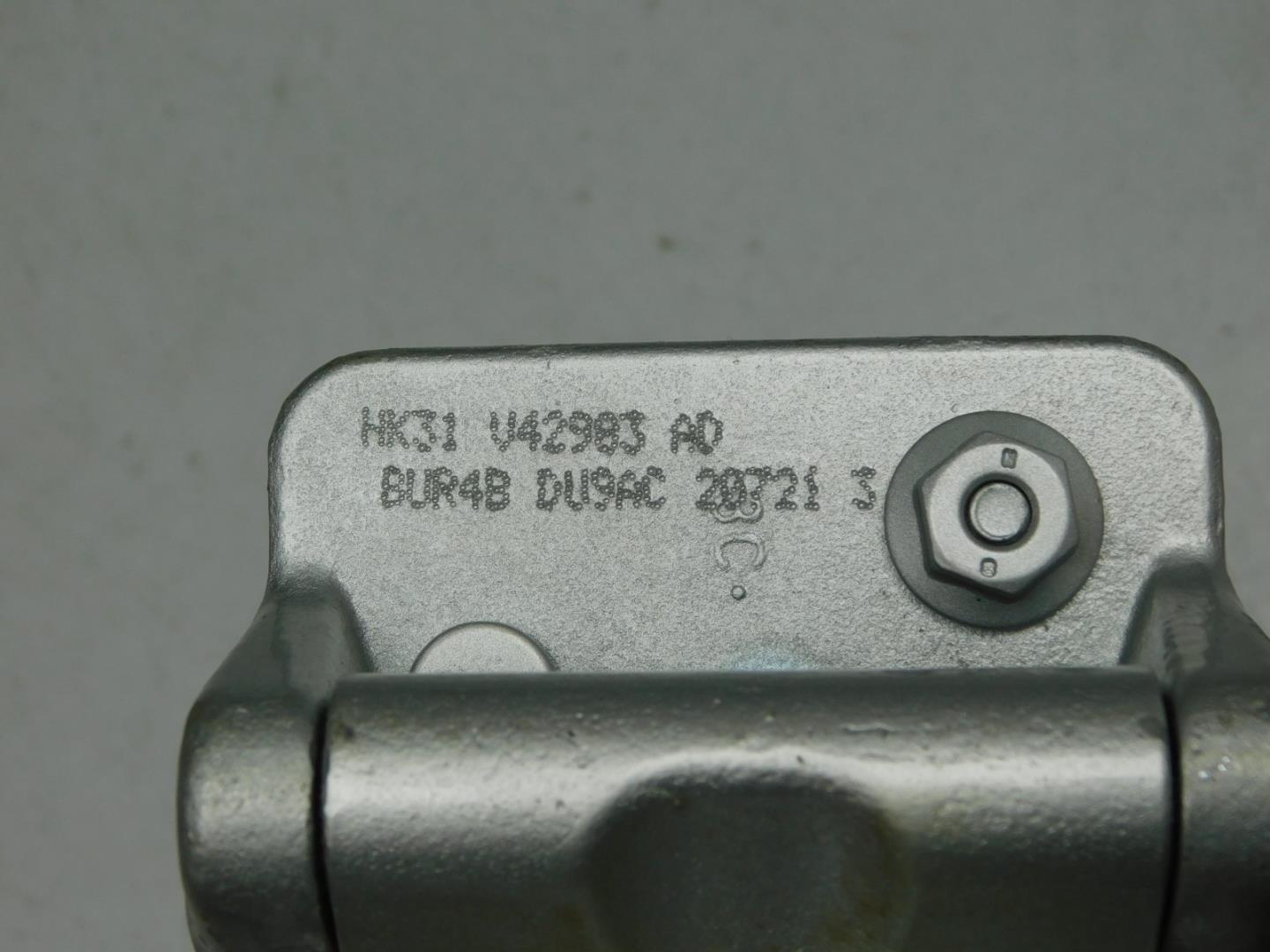 Петля двери багажника