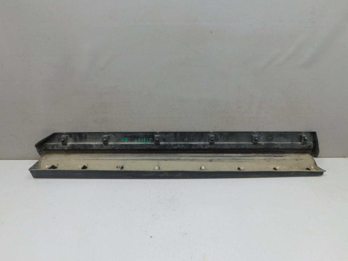 Накладка двери передней правой