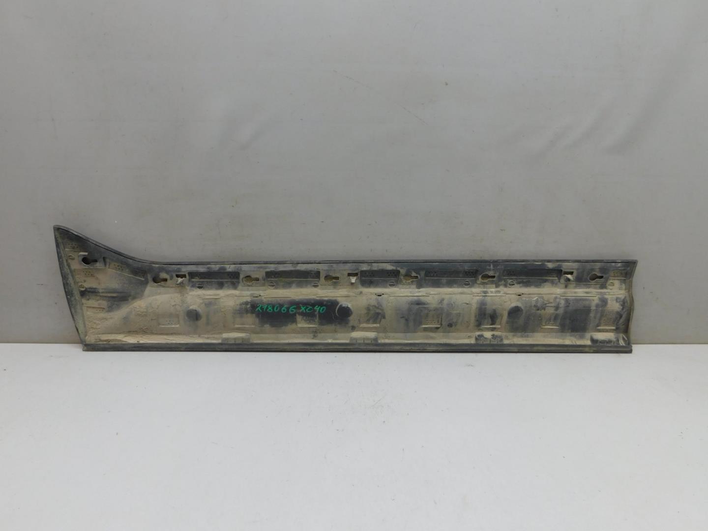 Накладка двери передней правой