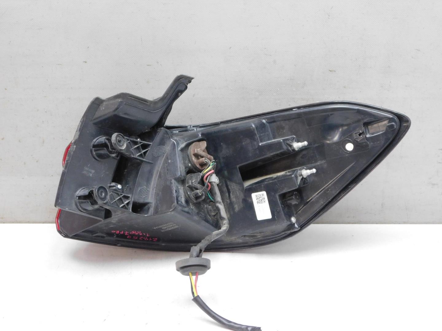 Фонарь задний наружный левый