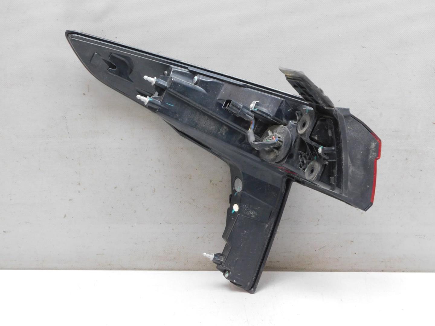 Фонарь задний наружный правый