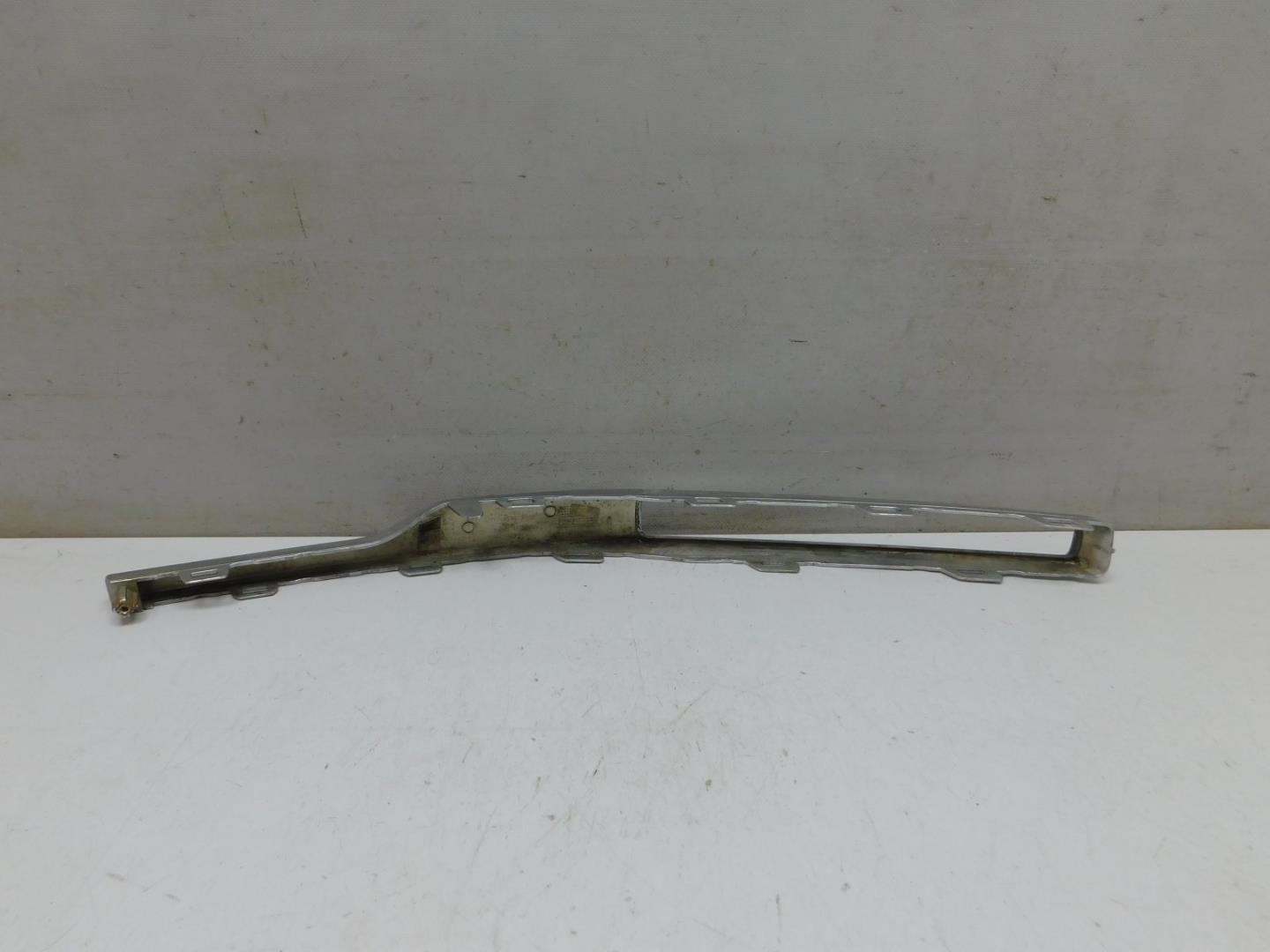 Молдинг переднего бампера