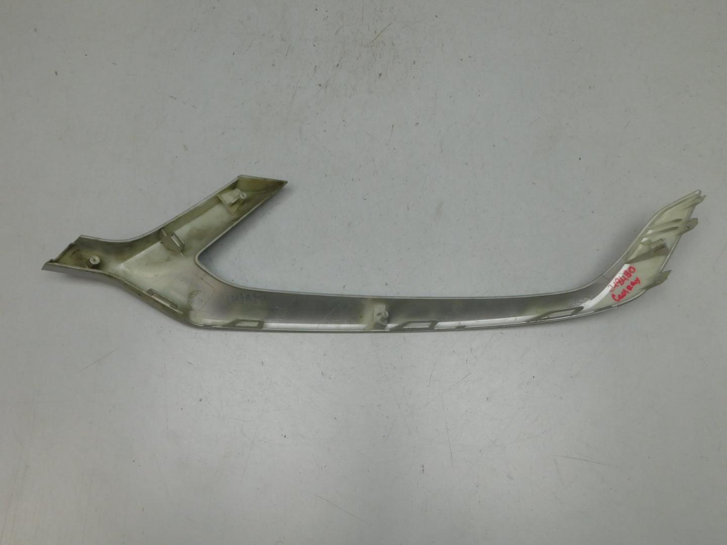 Молдинг переднего бампера