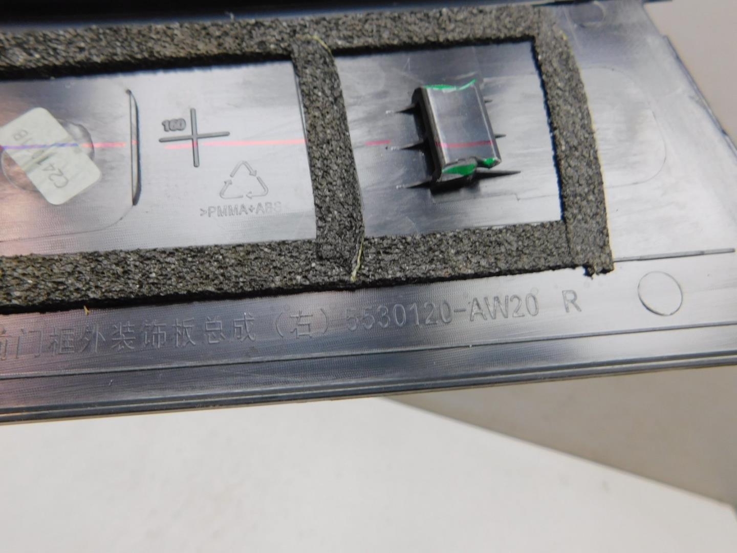 Накладка двери передней правой