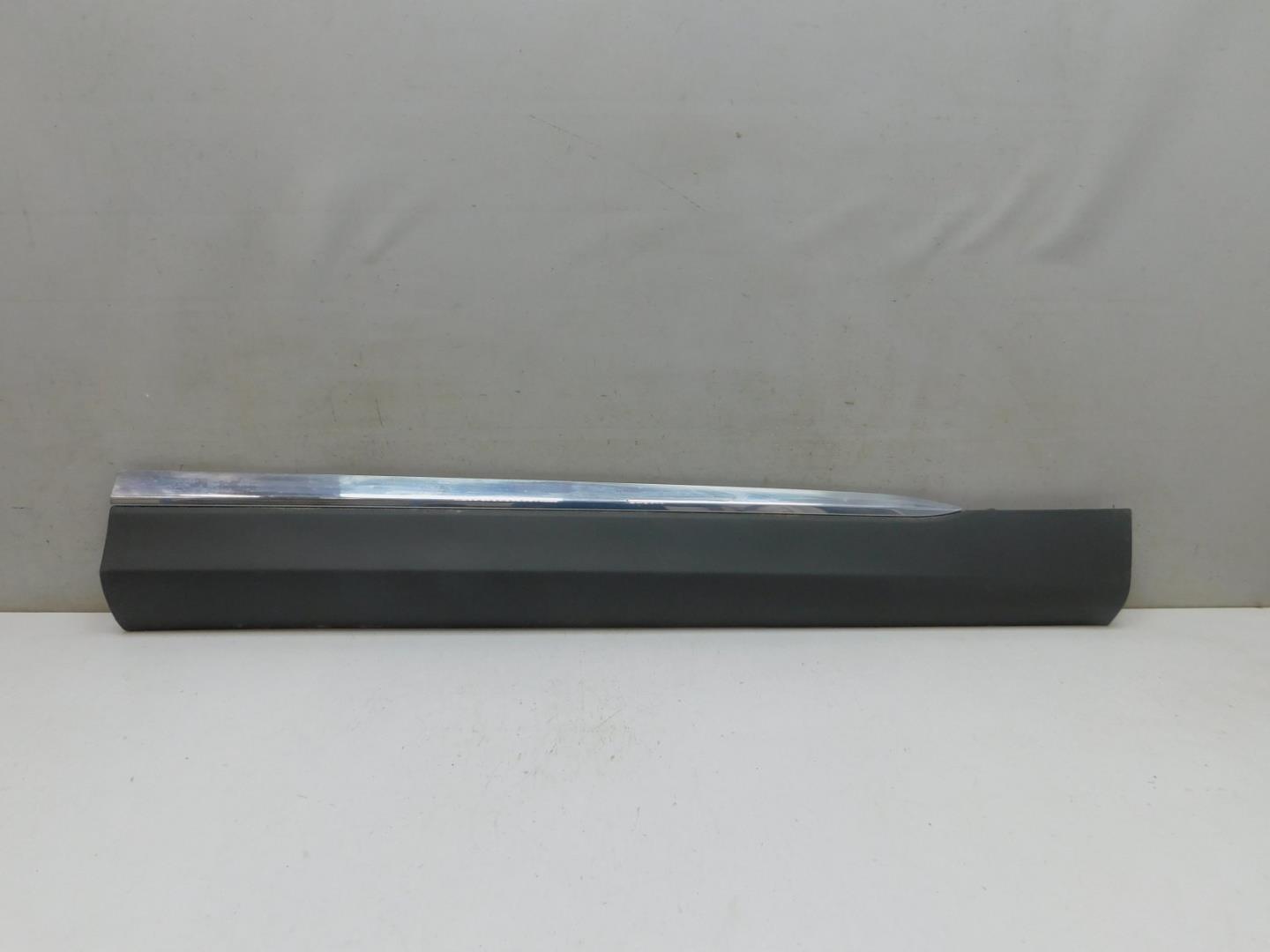 Накладка двери передней правой