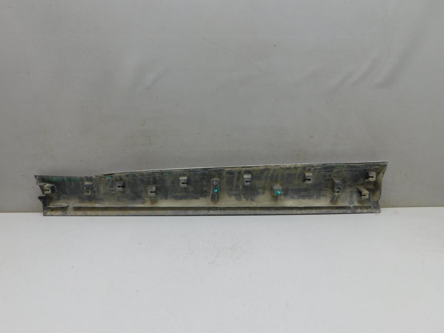 Накладка двери передней правой