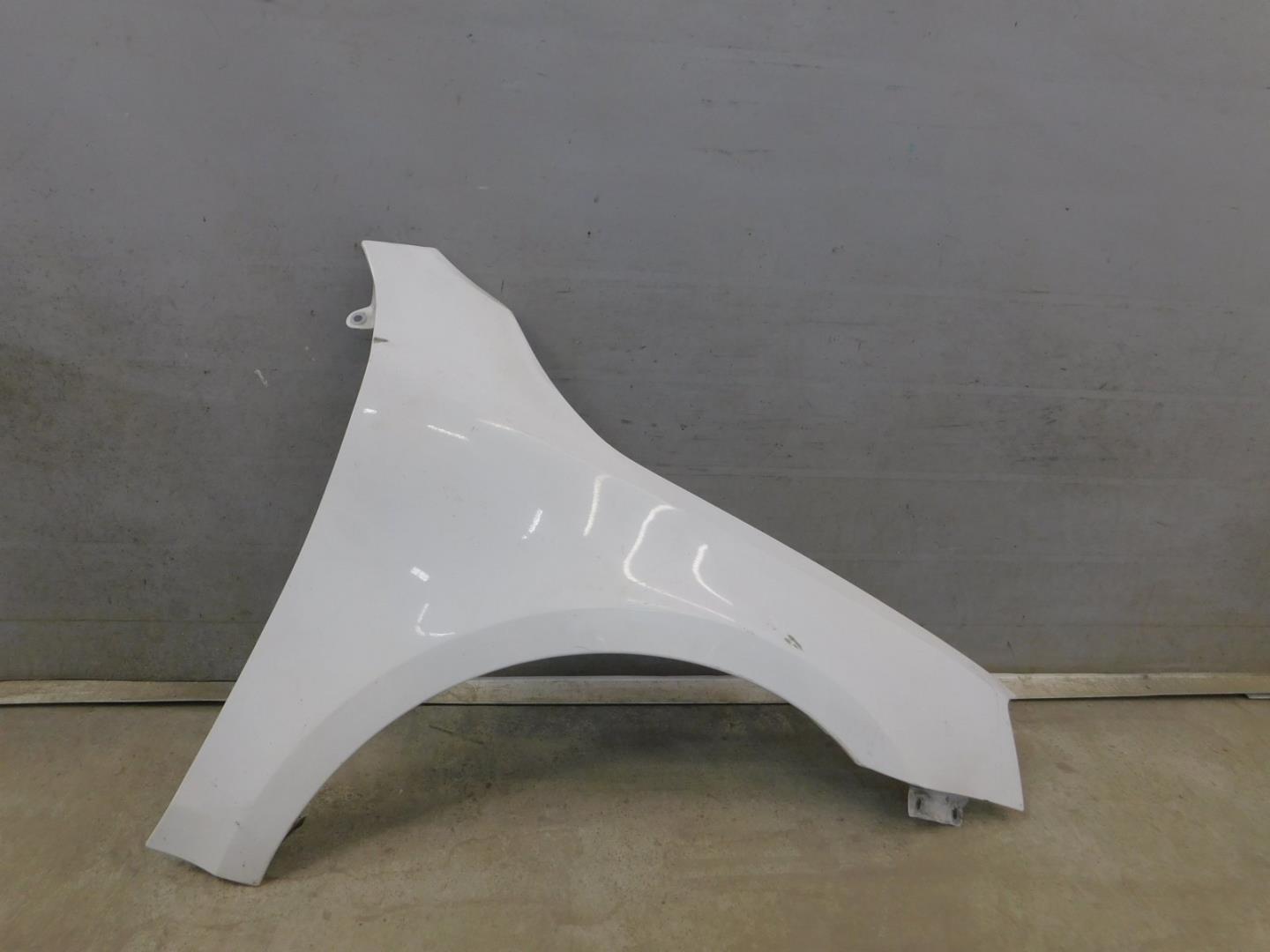 Крыло переднее правое