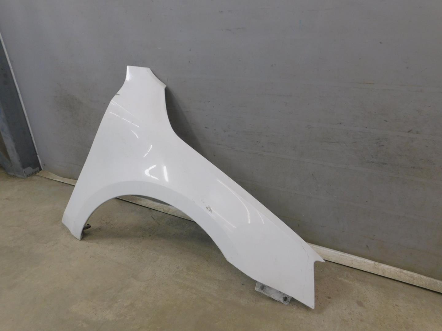 Крыло переднее правое