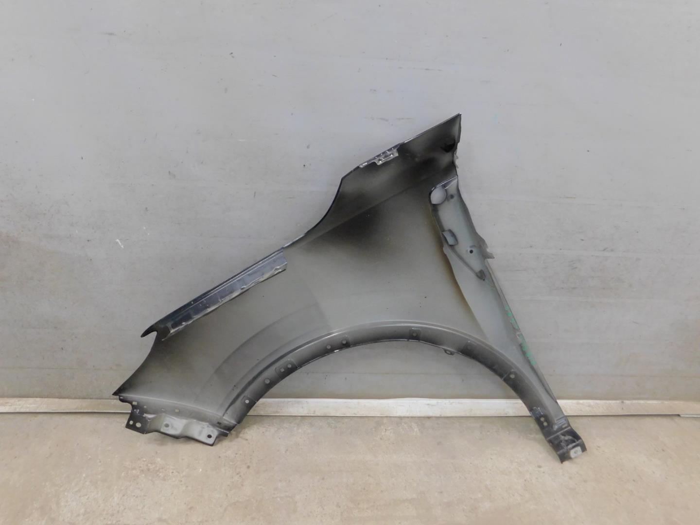 Крыло переднее правое