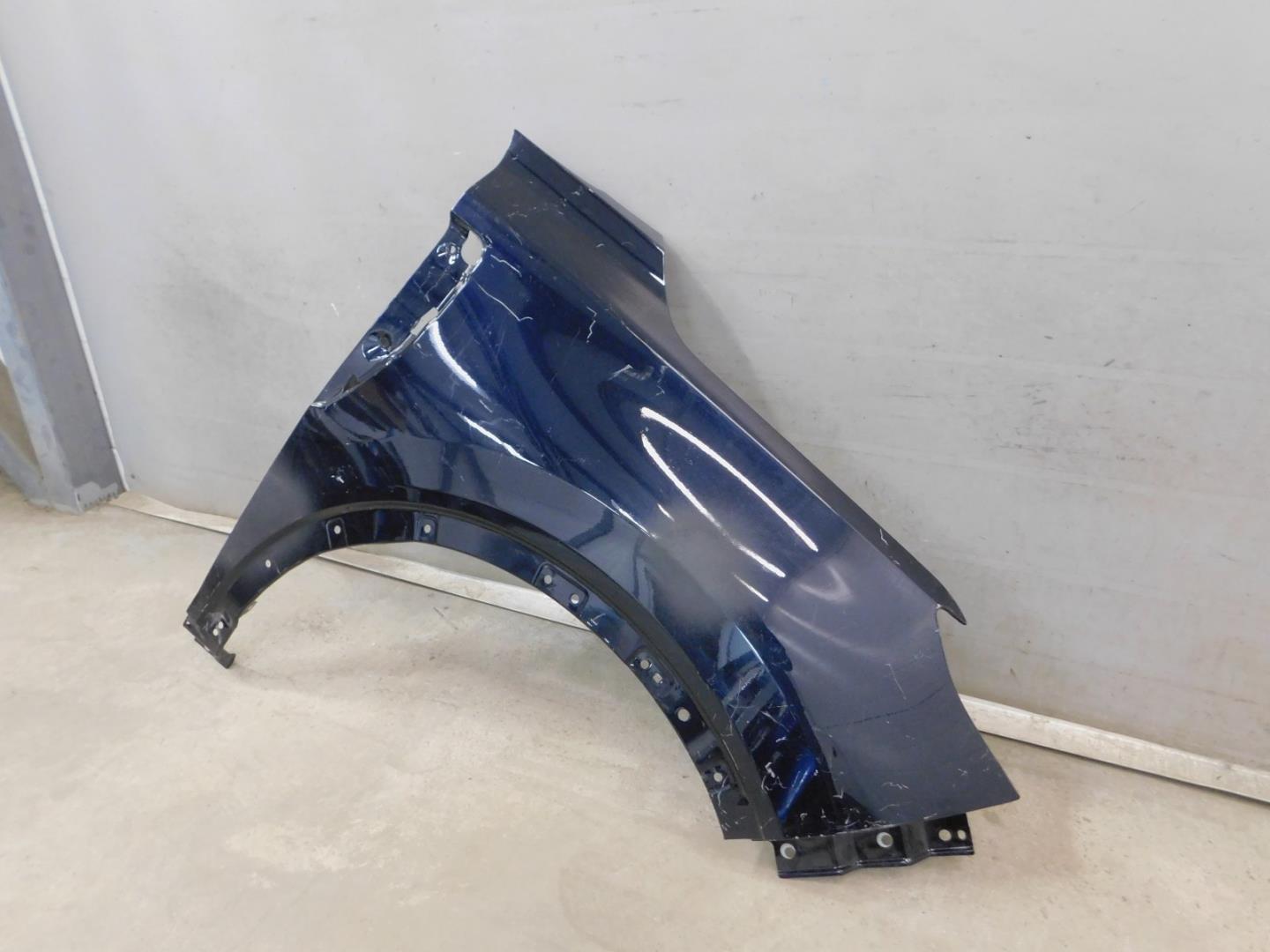 Крыло переднее правое