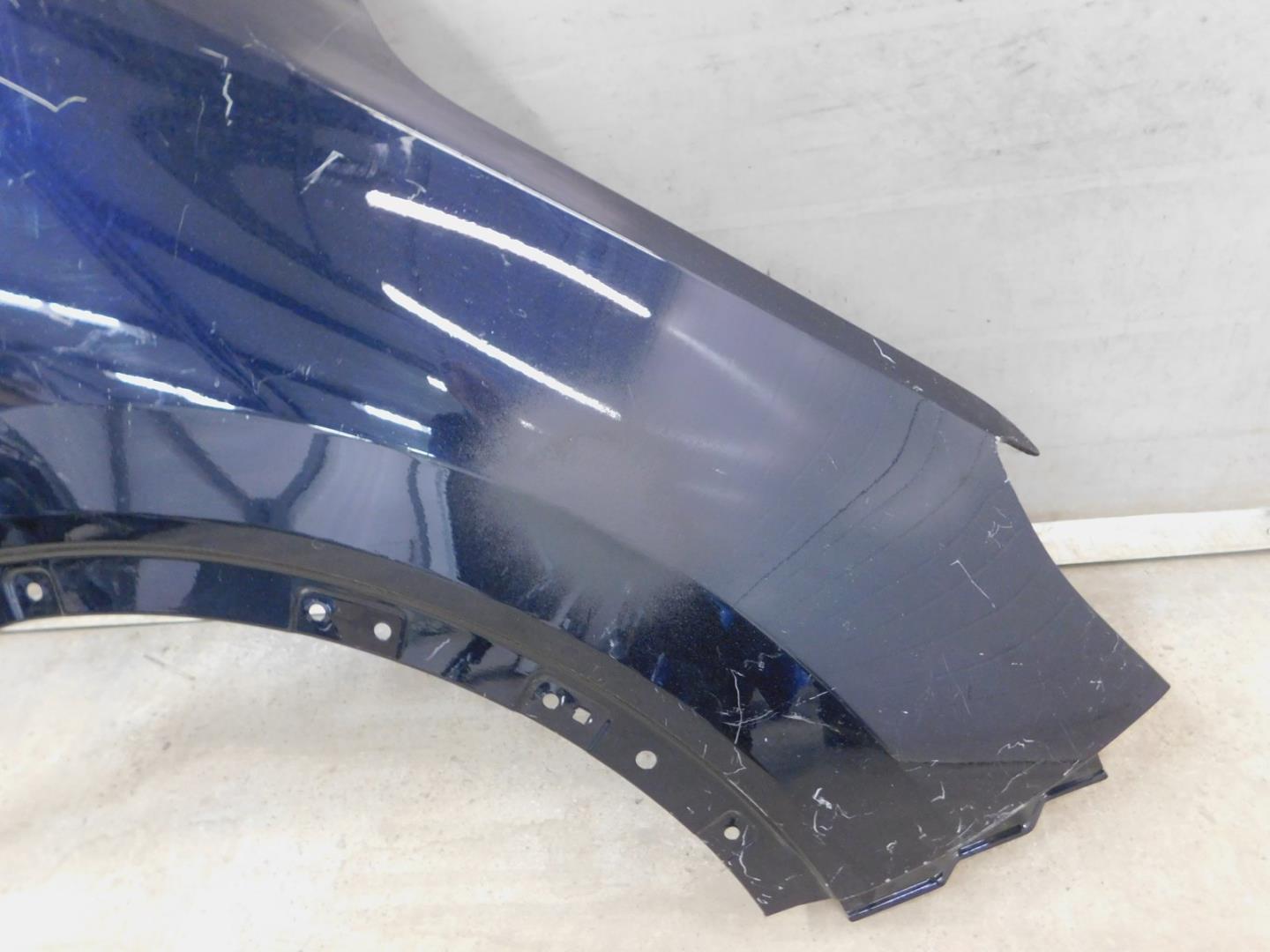 Крыло переднее правое