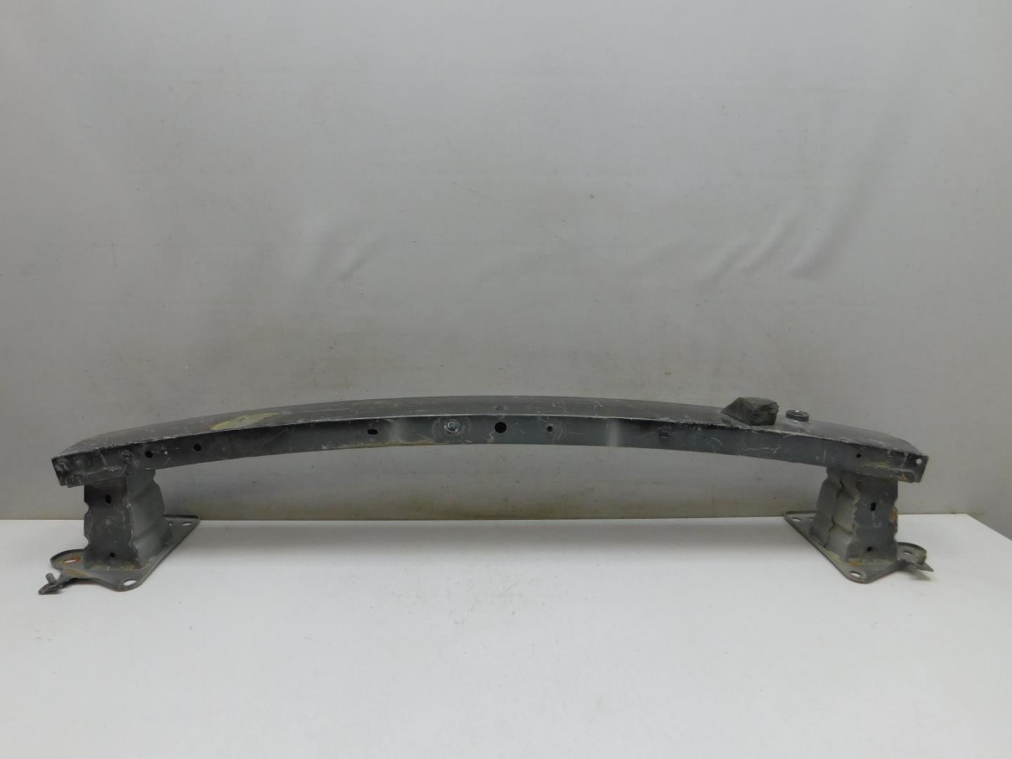 Усилитель переднего бампера