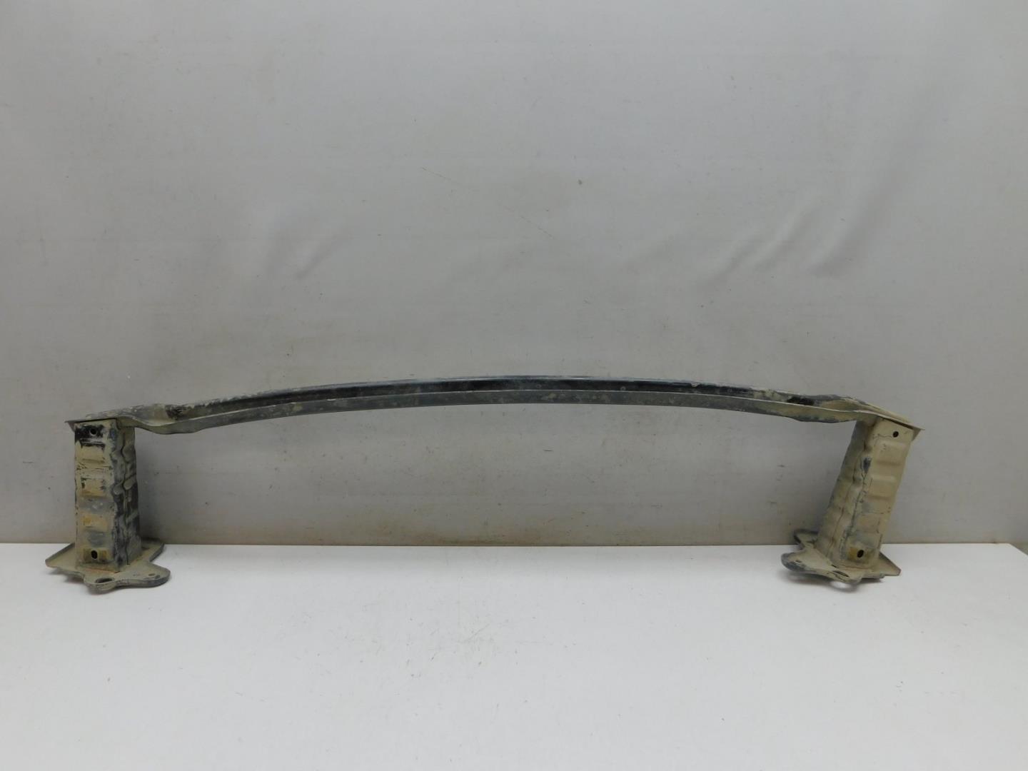 Усилитель переднего бампера