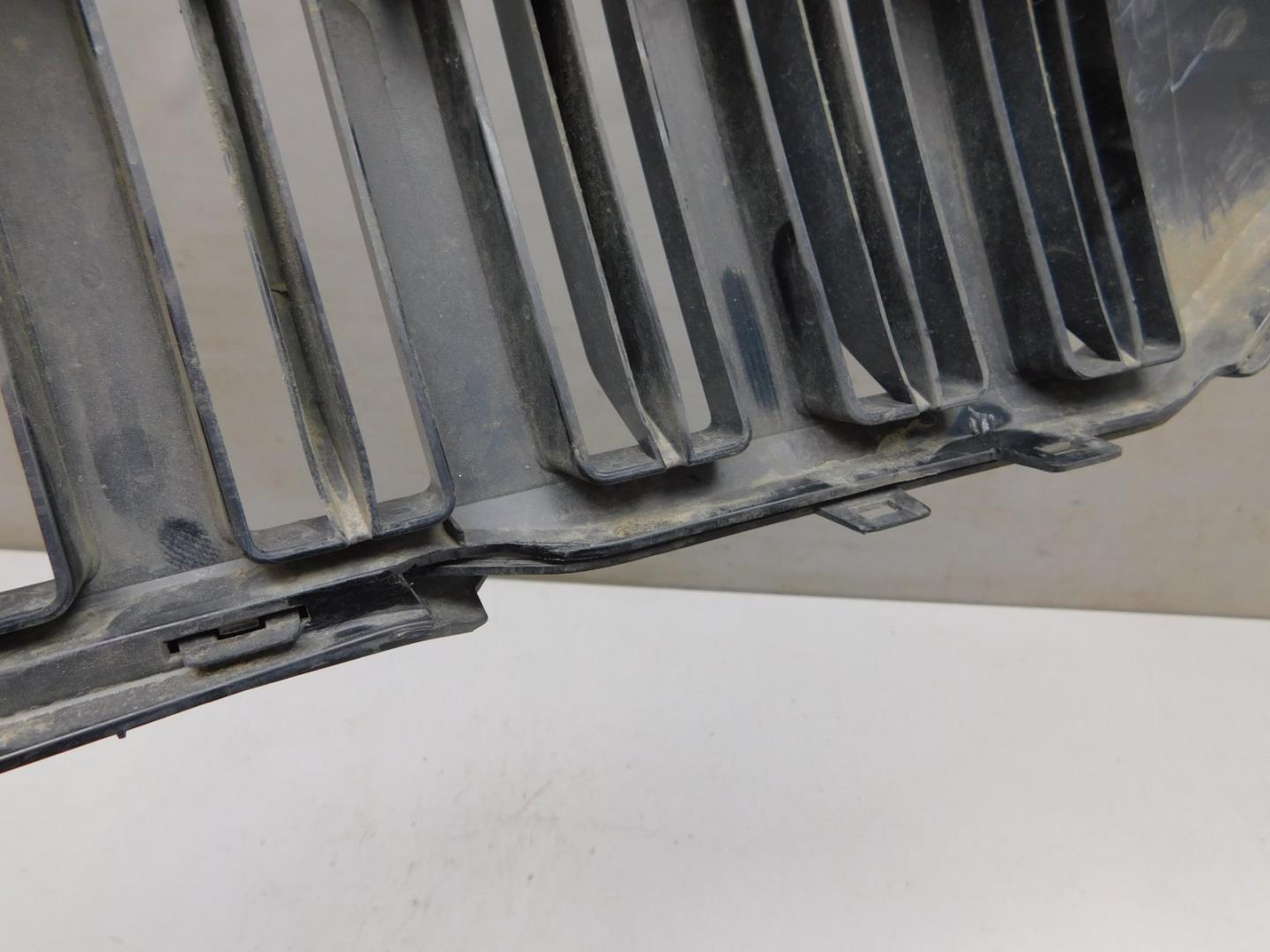 Решетка в бампер центральная