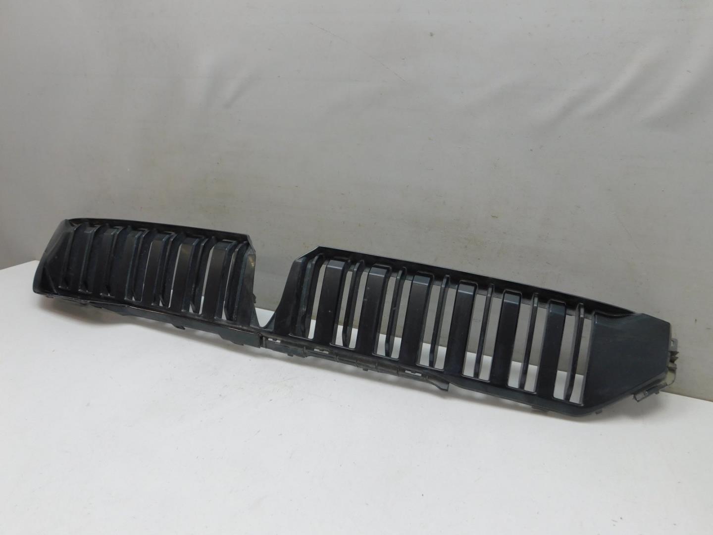 Решетка в бампер центральная