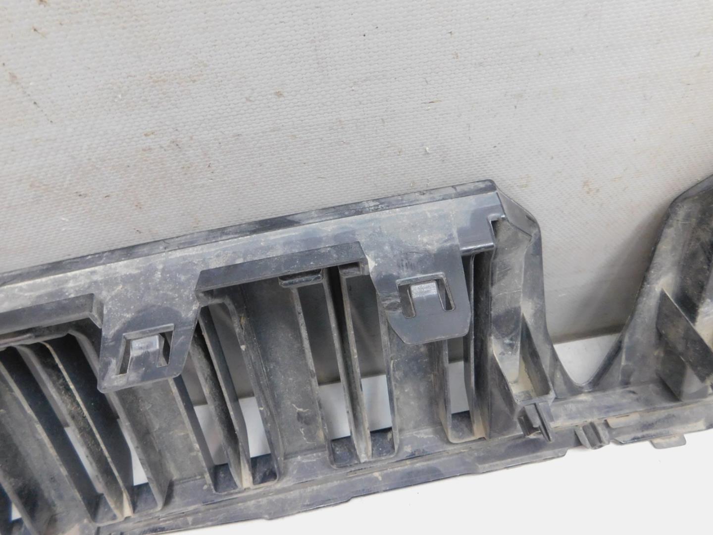 Решетка в бампер центральная