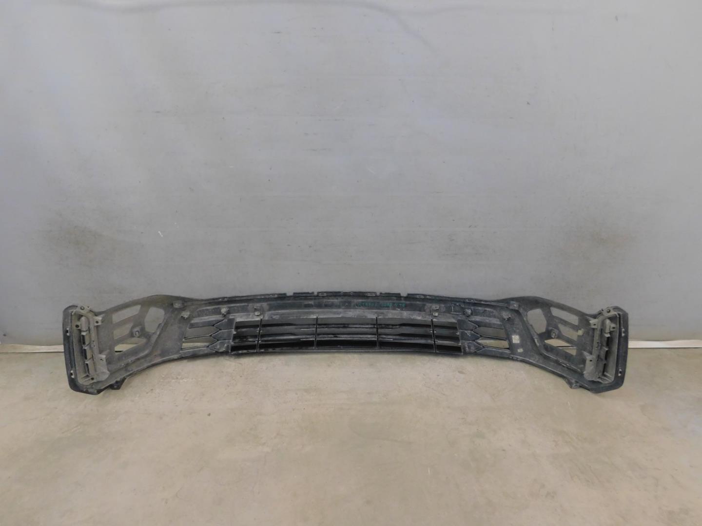 Решетка в бампер центральная