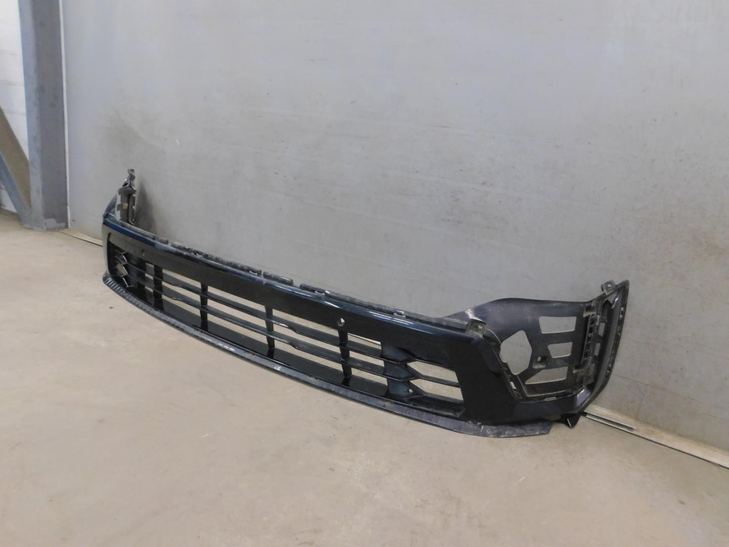 Решетка в бампер центральная